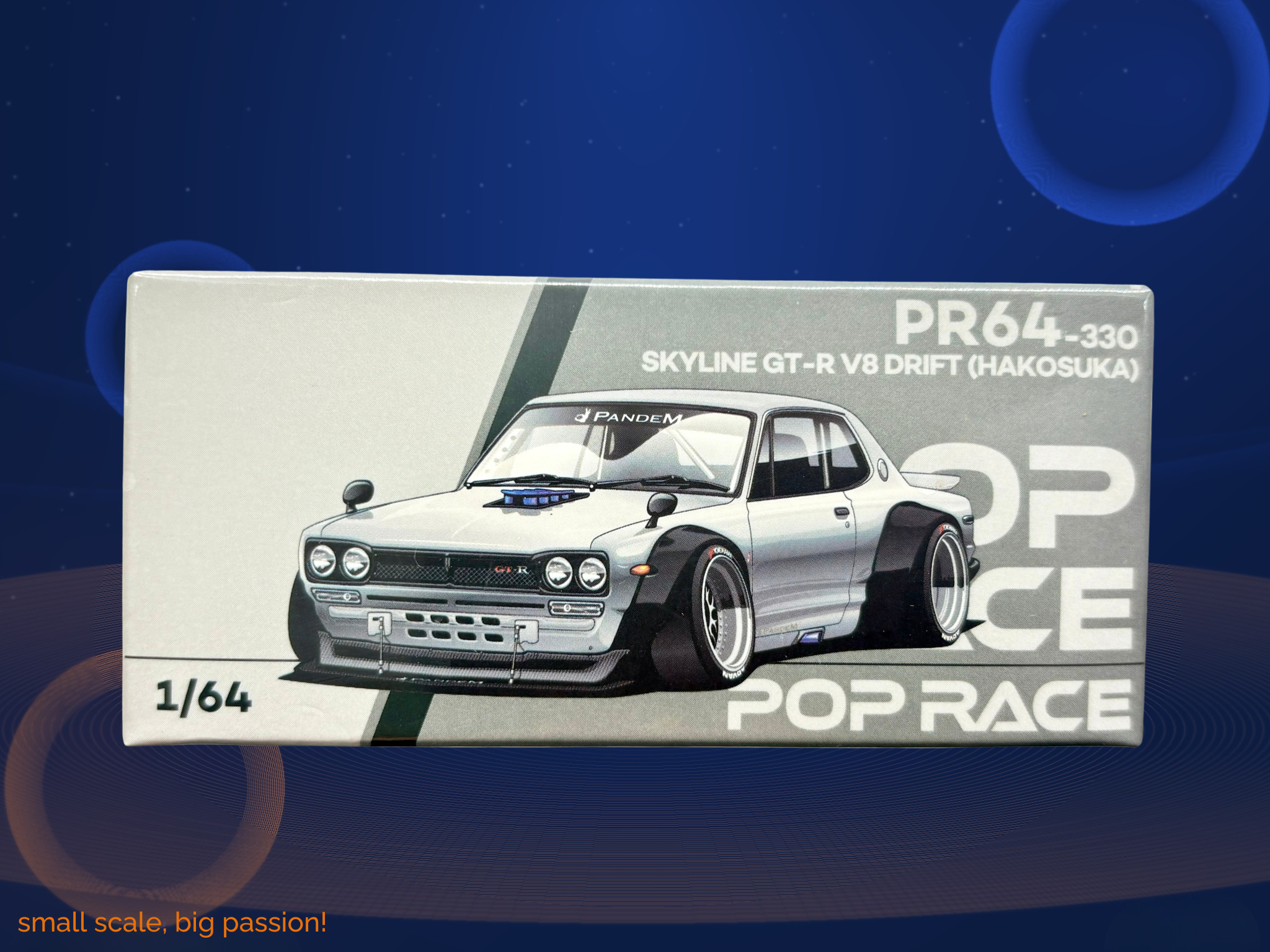 Pop Race Nissan Skyline GT-R V8 Drift „Hakosuka“ in Silver Chrome – Diecast Sammlermodell im Maßstab 1:64, Art. PR640330
