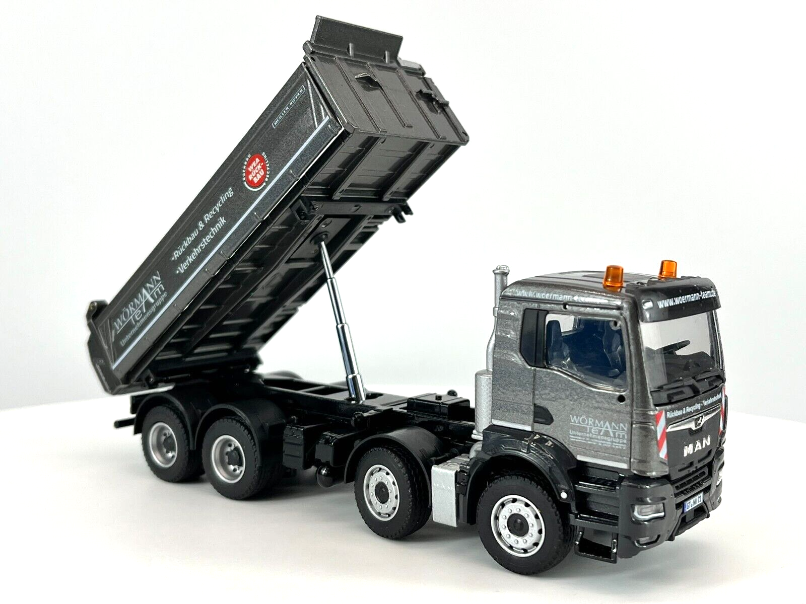 Conrad Meiller Dreiseitenkipper auf MAN TGS 8x4 in der Ausführung Wörmann – Diecast Sammlermodell im Maßstab 1:50, Art. 81241/02 – Ansicht 6