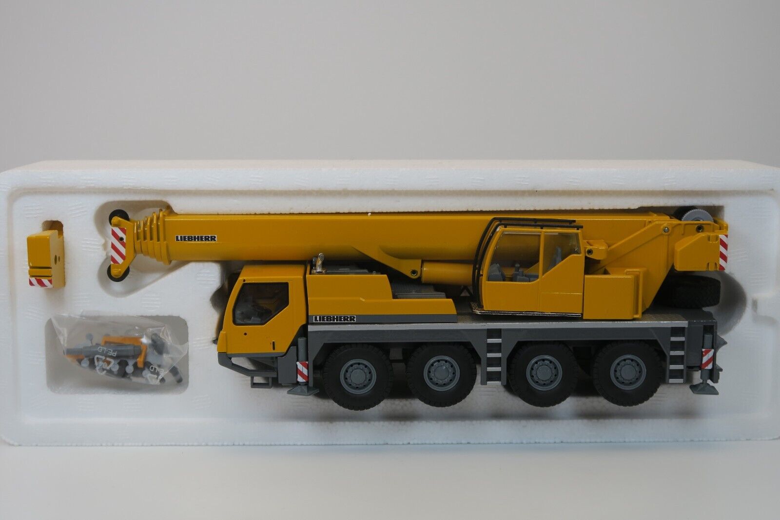 Conrad Liebherr LTM 1070-4.1 Mobilkran in Liebherr-Gelb – Diecast Sammlermodell im Maßstab 1:50, Zinkdruckguss, Art. 2100/0 – Ansicht 8