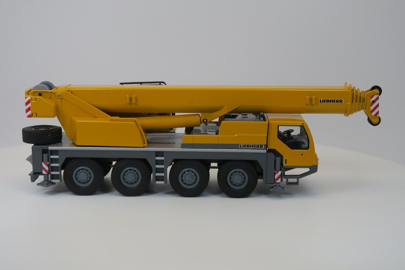 Conrad Liebherr LTM 1070-4.1 Mobilkran in Liebherr-Gelb – Diecast Sammlermodell im Maßstab 1:50, Zinkdruckguss, Art. 2100/0 – Ansicht 5