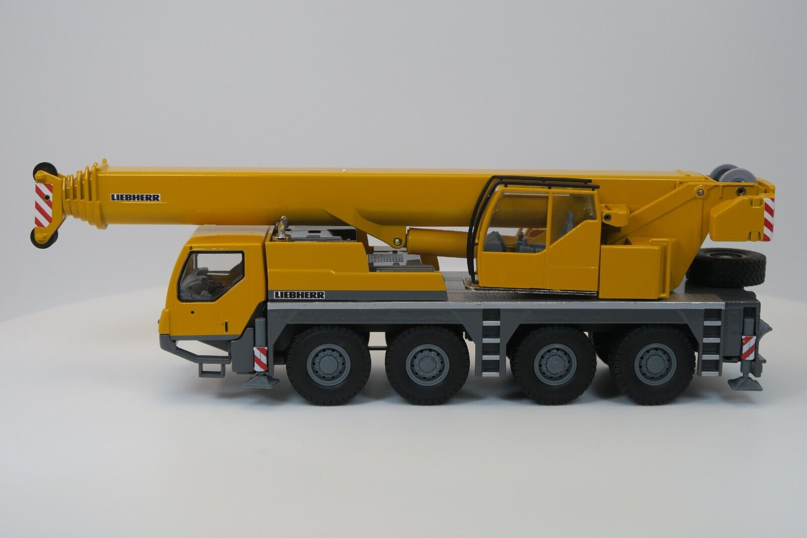 Conrad Liebherr LTM 1070-4.1 Mobilkran in Liebherr-Gelb – Diecast Sammlermodell im Maßstab 1:50, Zinkdruckguss, Art. 2100/0 – Ansicht 2