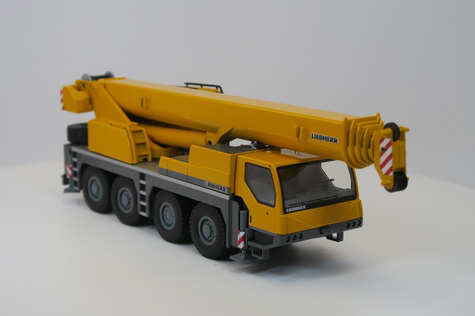 Conrad Liebherr LTM 1070-4.1 Mobilkran in Liebherr-Gelb – Diecast Sammlermodell im Maßstab 1:50, Zinkdruckguss, Art. 2100/0 – Ansicht 6