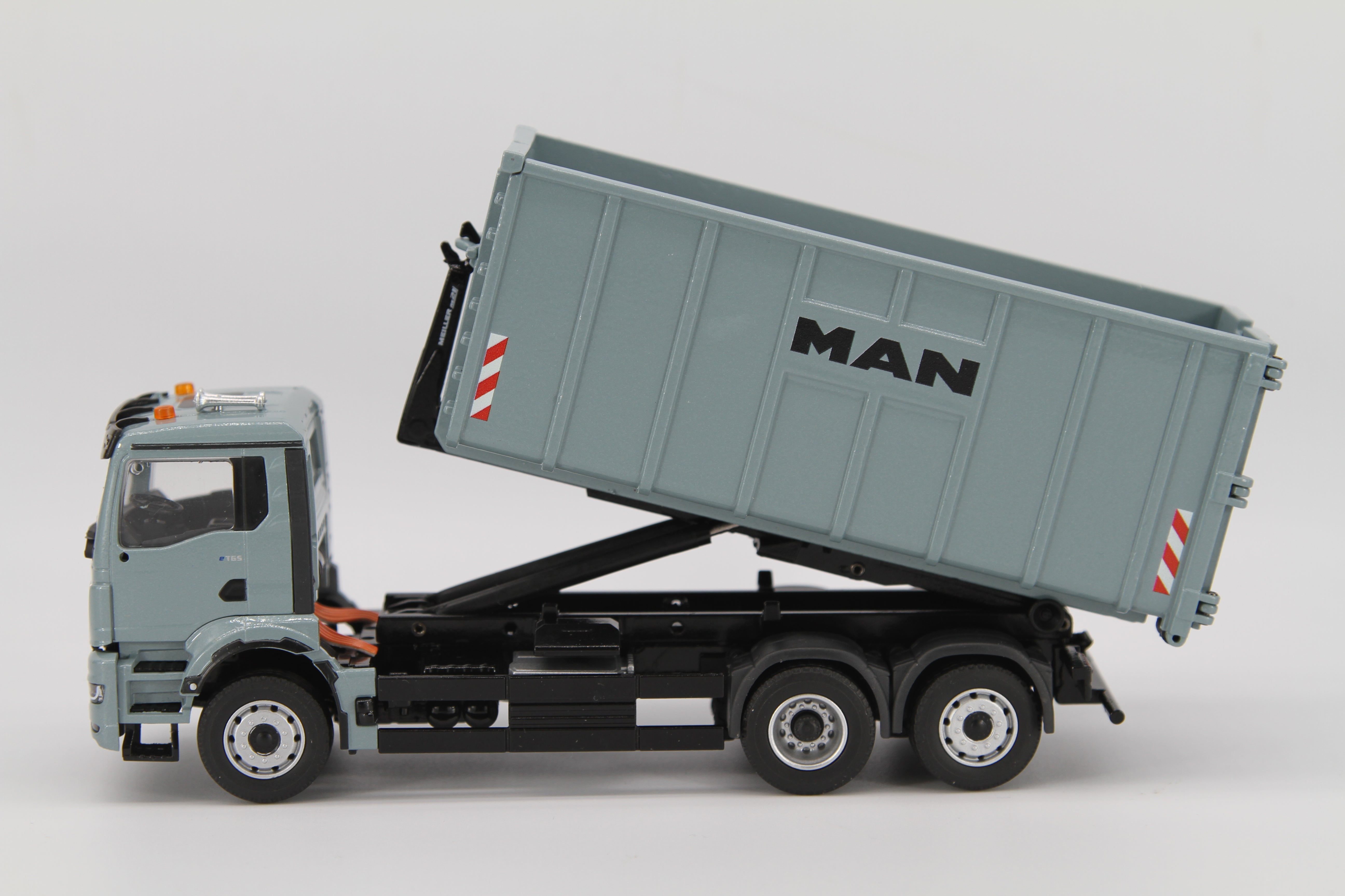 MAN eTGS NN 6x4 Abrollkipper (1:50)