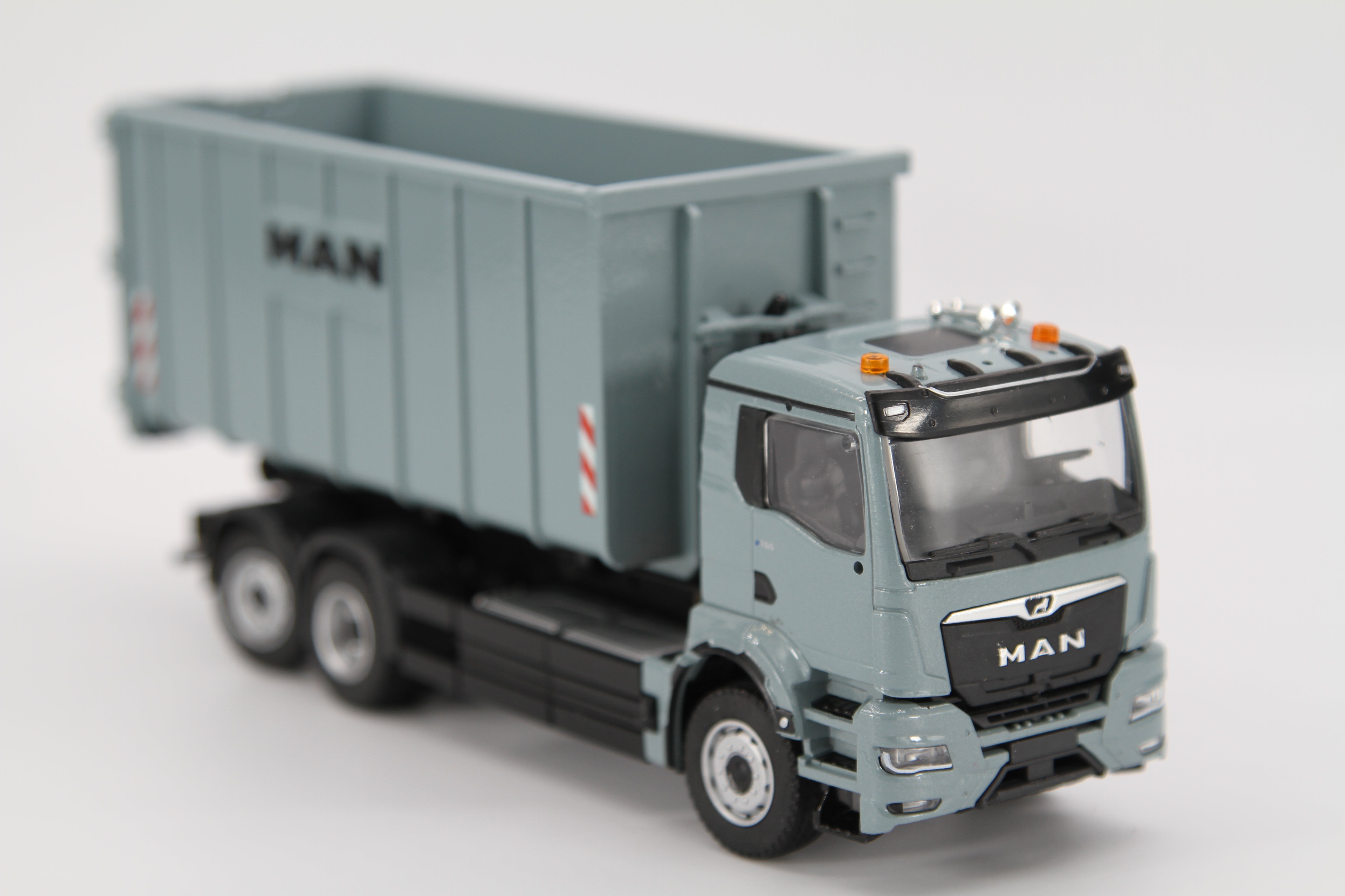 MAN eTGS NN 6x4 Abrollkipper (1:50)