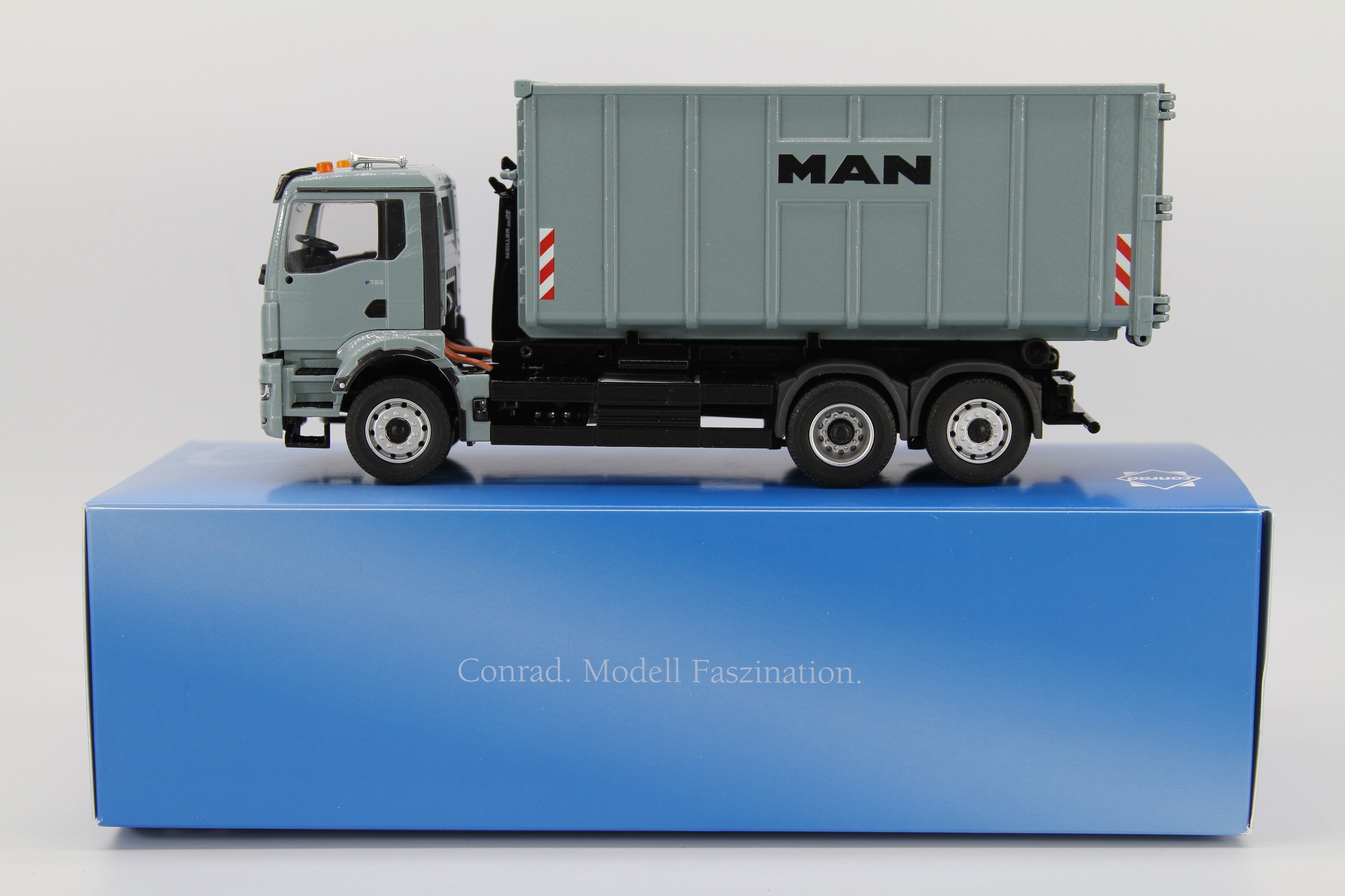 MAN eTGS NN 6x4 Abrollkipper (1:50)