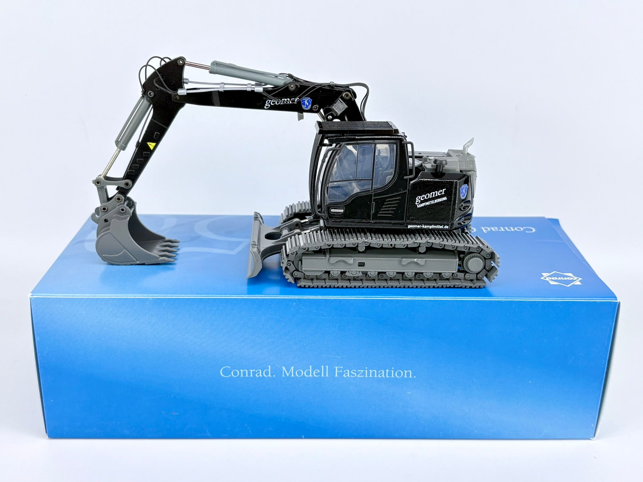 LIEBHERR R920 Compact Raupenbagger "GEOMER Kampfmittelbeseitigung" (1:50) - 2209/06