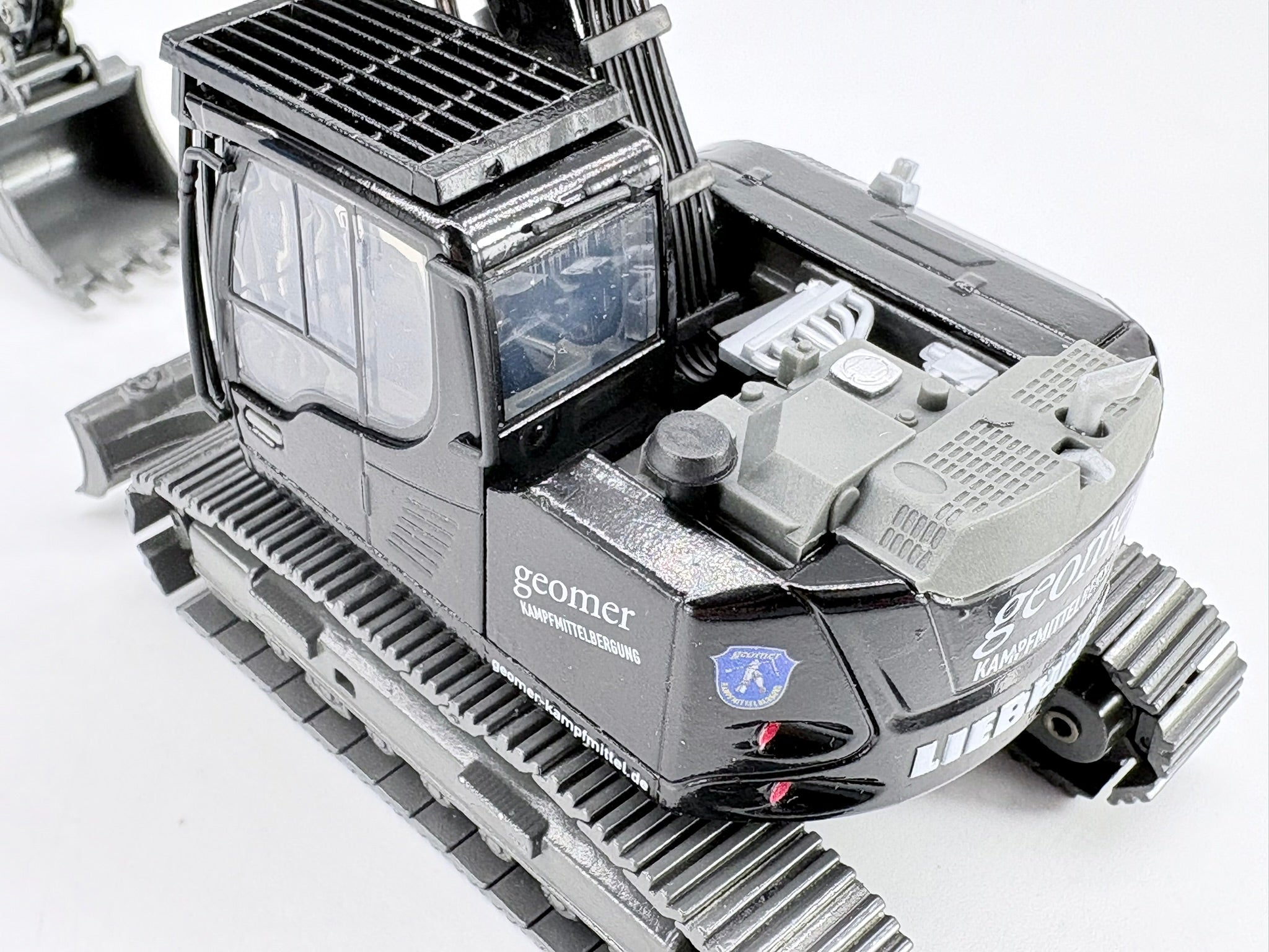 LIEBHERR R920 Compact Raupenbagger "GEOMER Kampfmittelbeseitigung" (1:50) - 2209/06