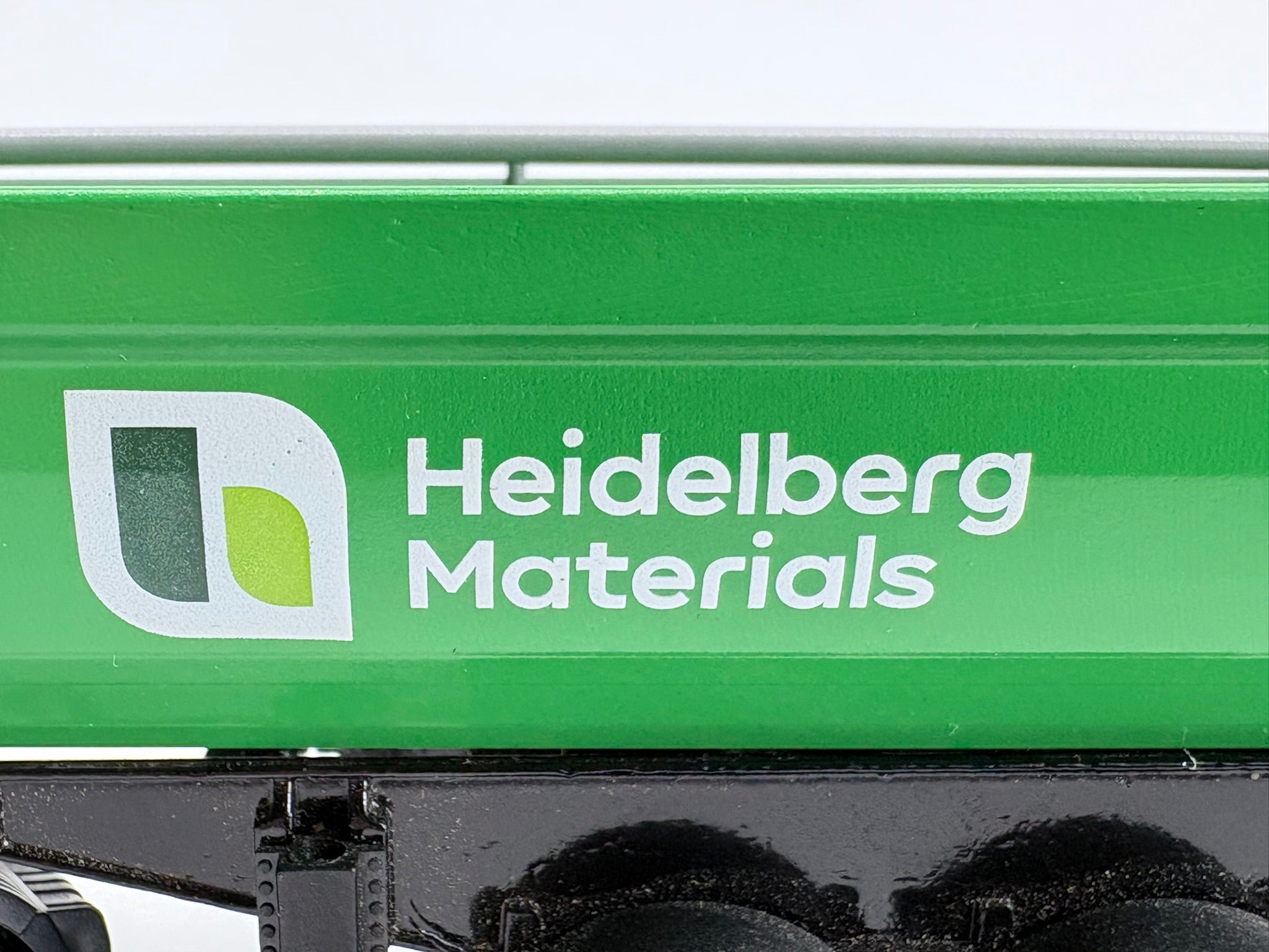 SCHWARZMÜLLER Rundmulden Sattelkipper auf MERCEDES-BENZ Arocs "HEIDELBERG MATERIALS" (1:50) - 78231/04