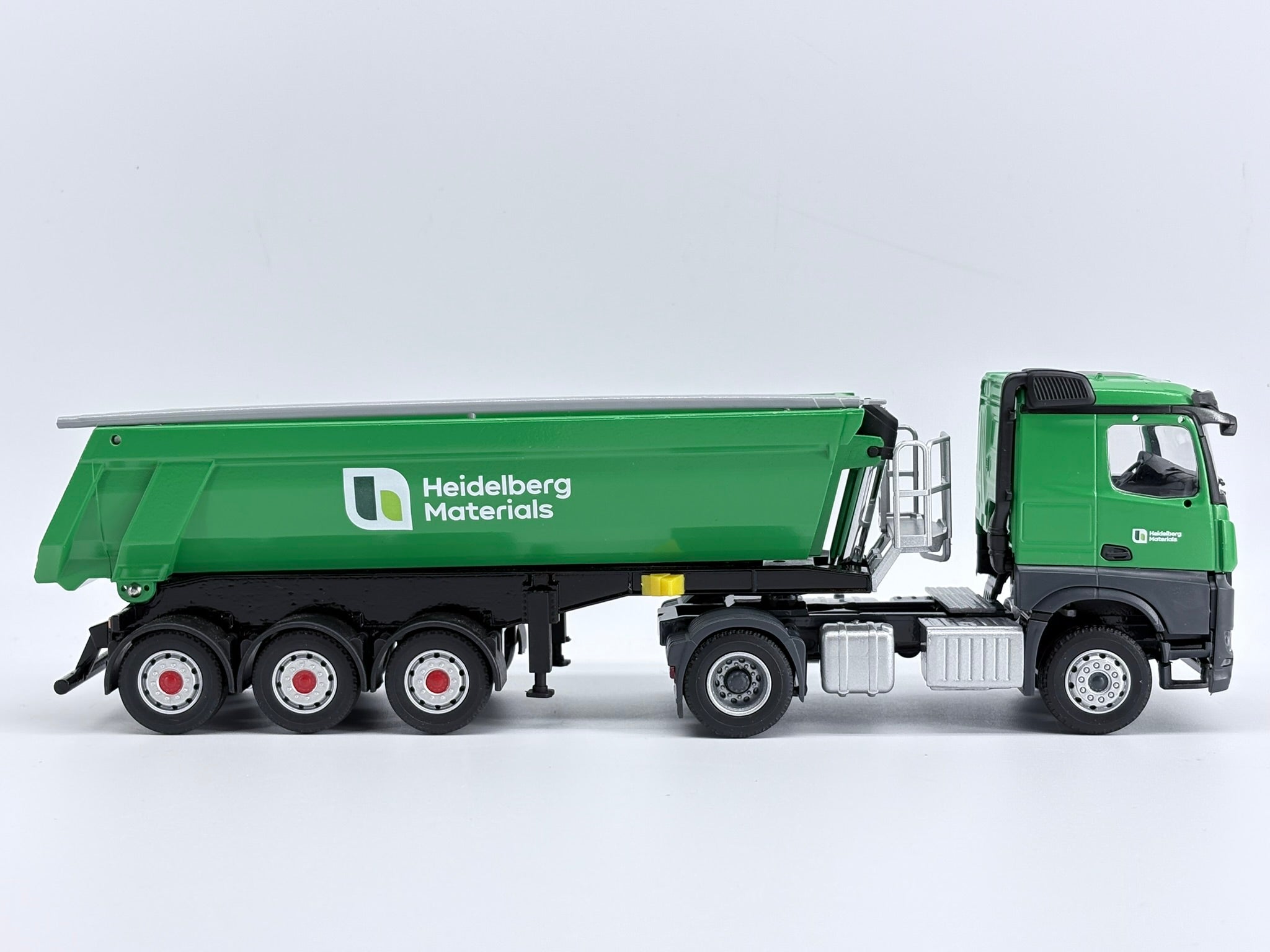 SCHWARZMÜLLER Rundmulden Sattelkipper auf MERCEDES-BENZ Arocs "HEIDELBERG MATERIALS" (1:50) - 78231/04