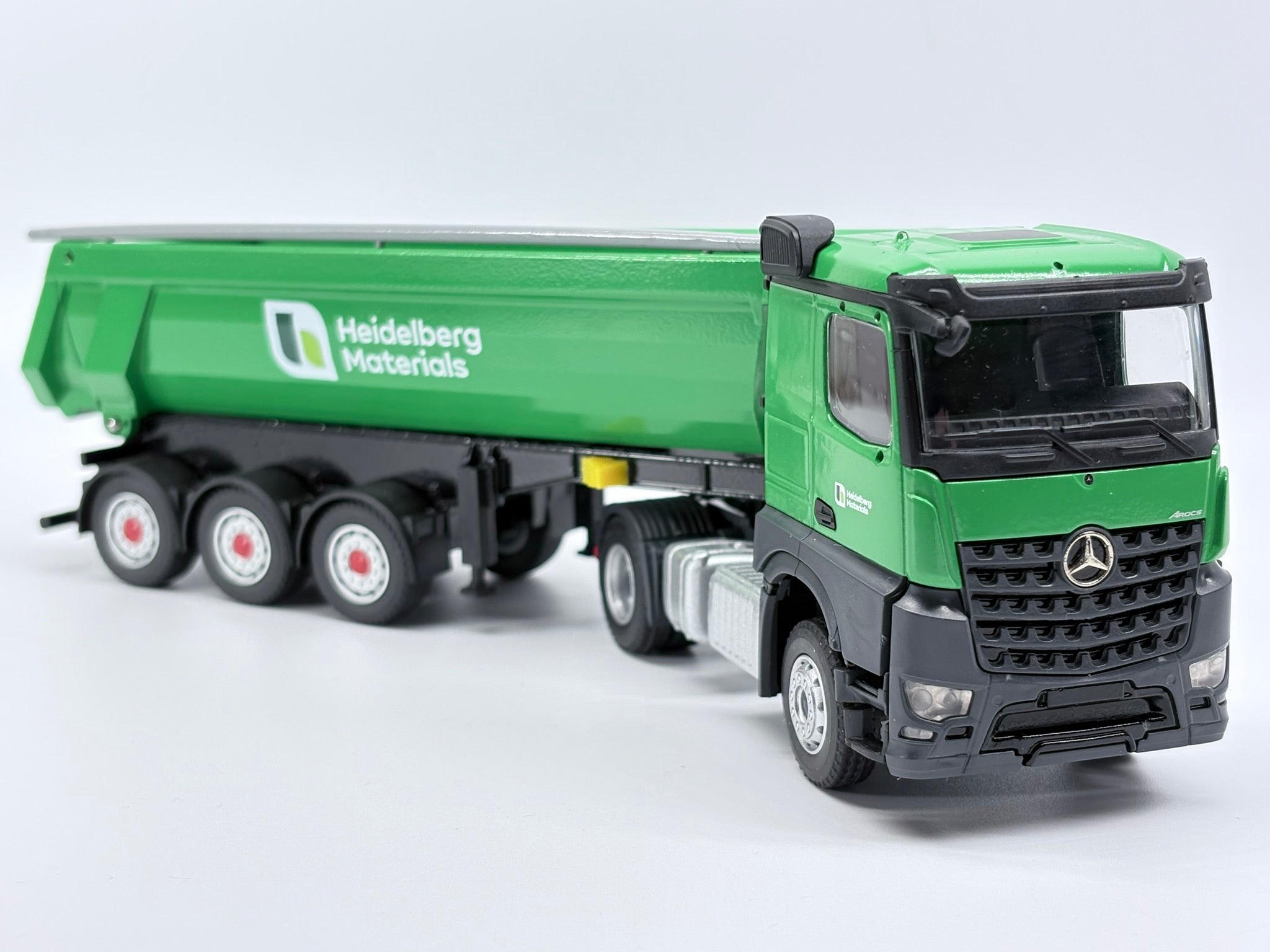 SCHWARZMÜLLER Rundmulden Sattelkipper auf MERCEDES-BENZ Arocs "HEIDELBERG MATERIALS" (1:50) - 78231/04