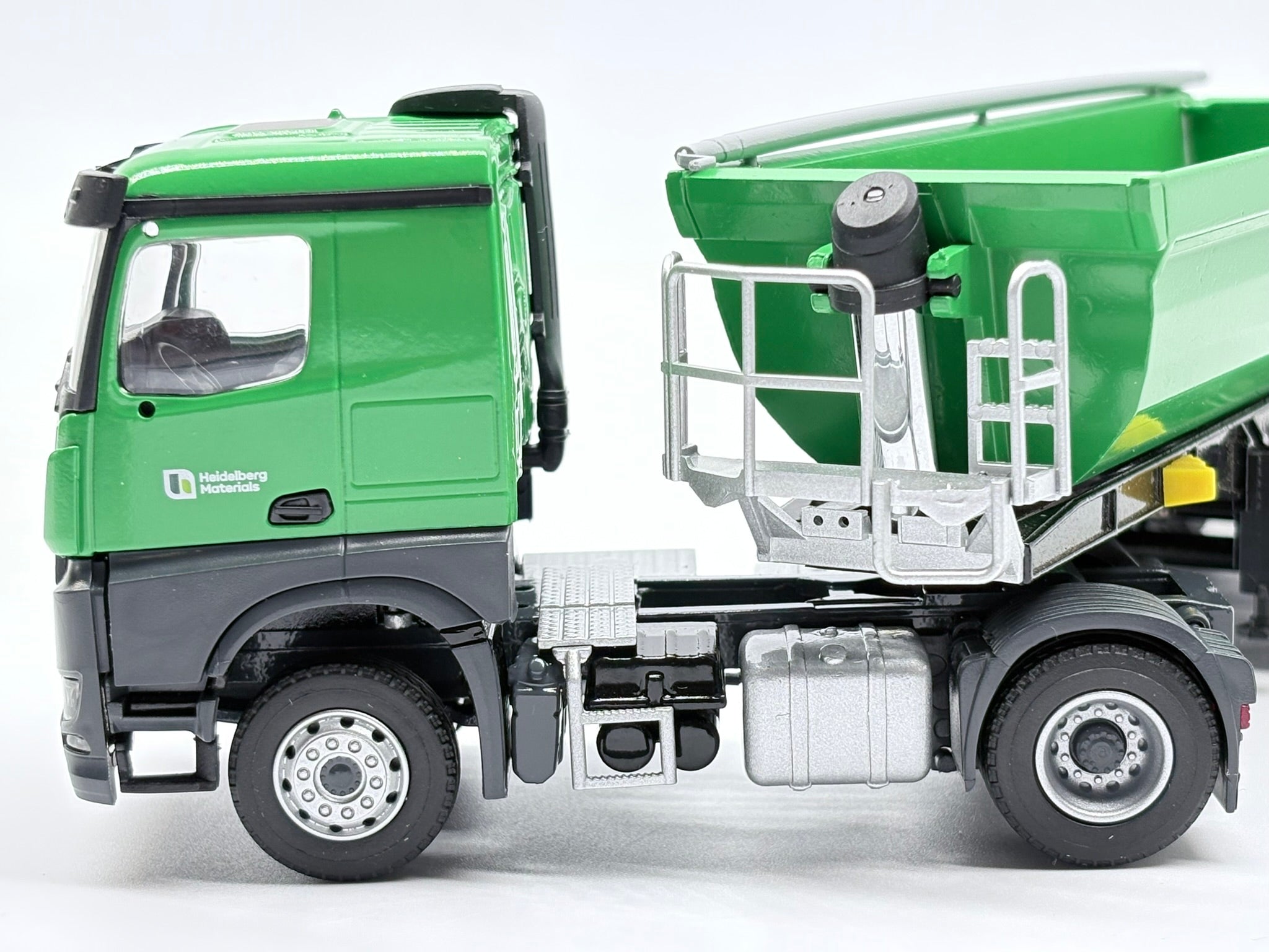 SCHWARZMÜLLER Rundmulden Sattelkipper auf MERCEDES-BENZ Arocs "HEIDELBERG MATERIALS" (1:50) - 78231/04