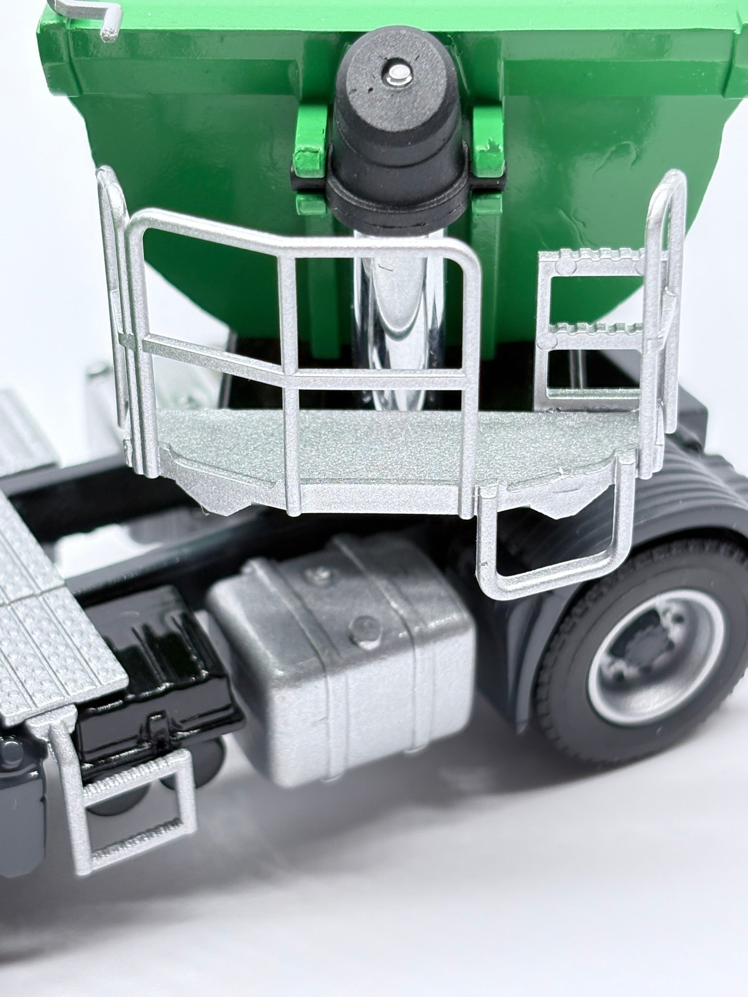 SCHWARZMÜLLER Rundmulden Sattelkipper auf MERCEDES-BENZ Arocs "HEIDELBERG MATERIALS" (1:50) - 78231/04