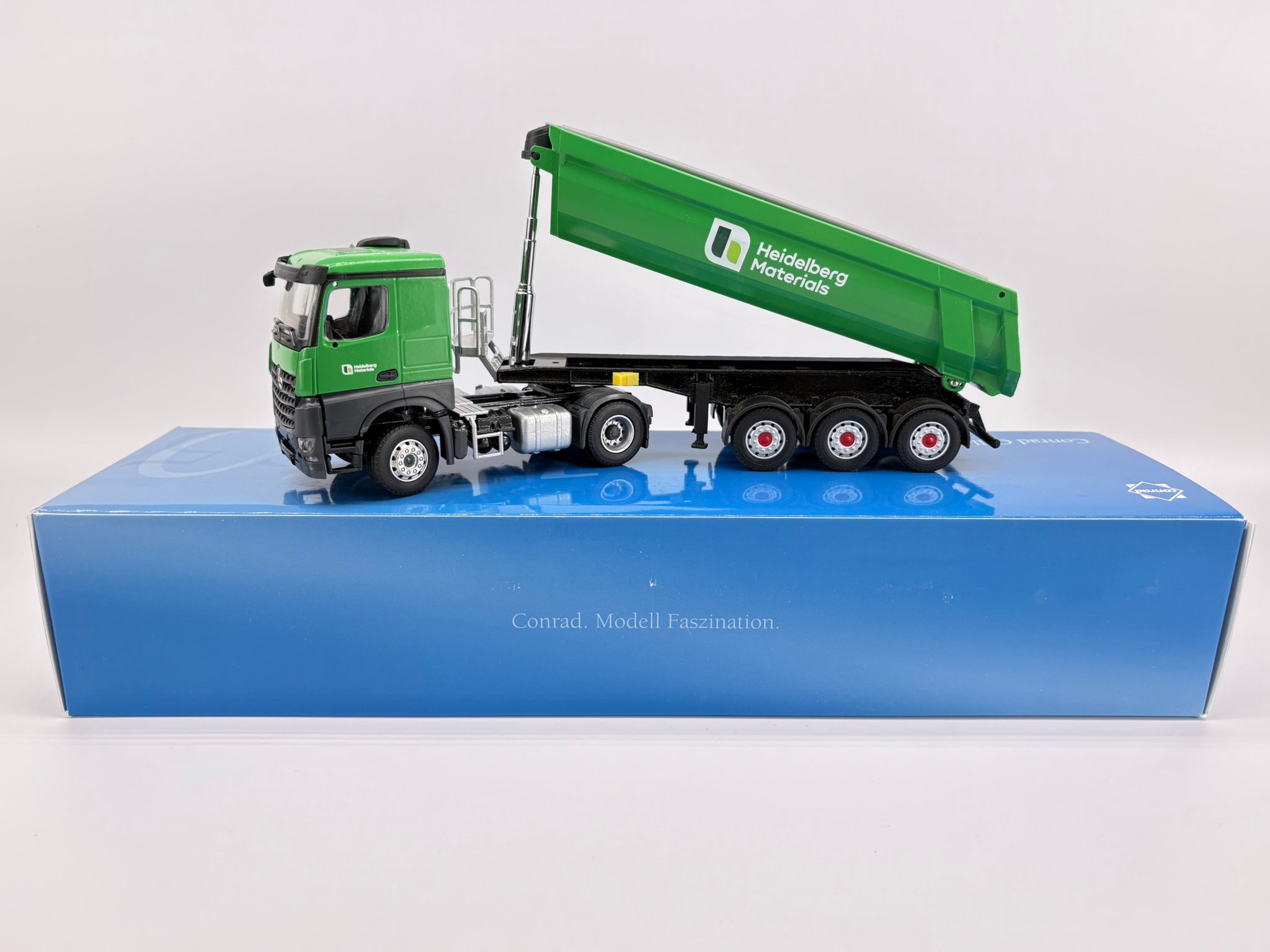 SCHWARZMÜLLER Rundmulden Sattelkipper auf MERCEDES-BENZ Arocs "HEIDELBERG MATERIALS" (1:50) - 78231/04