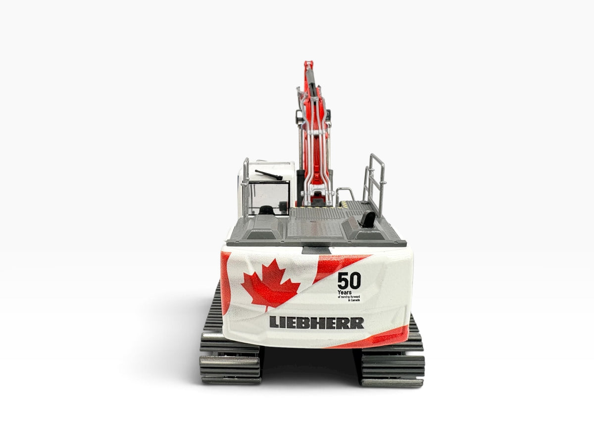 Liebherr R 924 Canada 1:50, Heckansicht mit Ahornblatt-Flagge und Schriftzug „50 Years of moving forward in Canada”