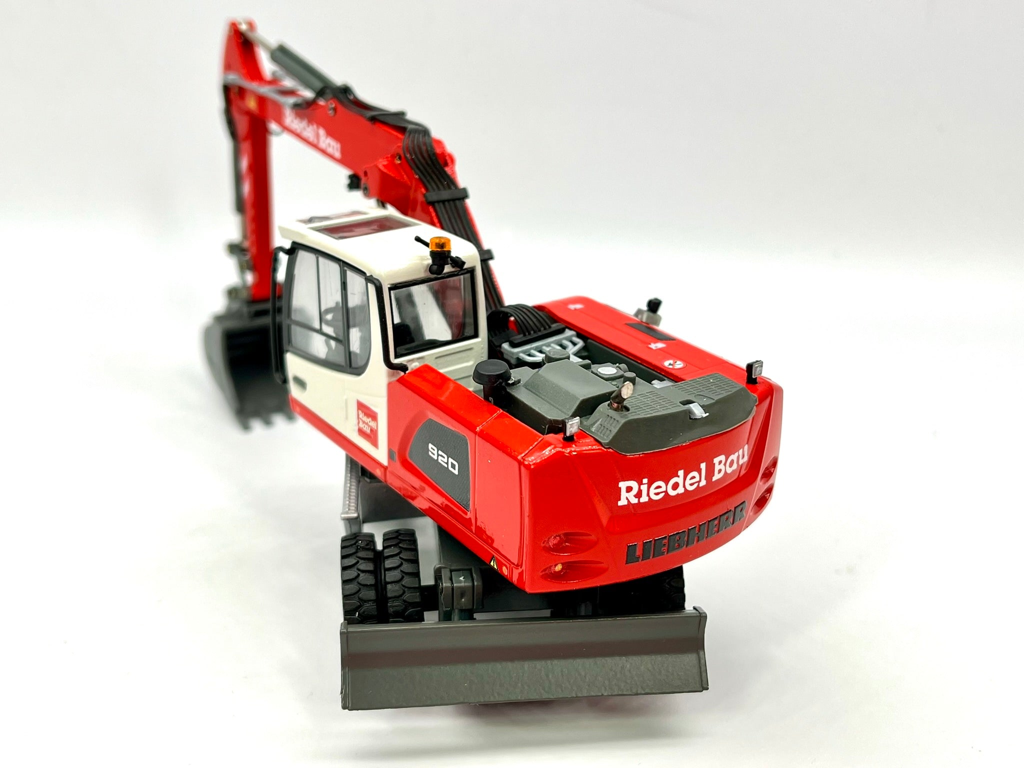 CONRAD Models I 2216/01 I LIEBHERR A920 Mobile Excavator (1:50) "KUTTER"
