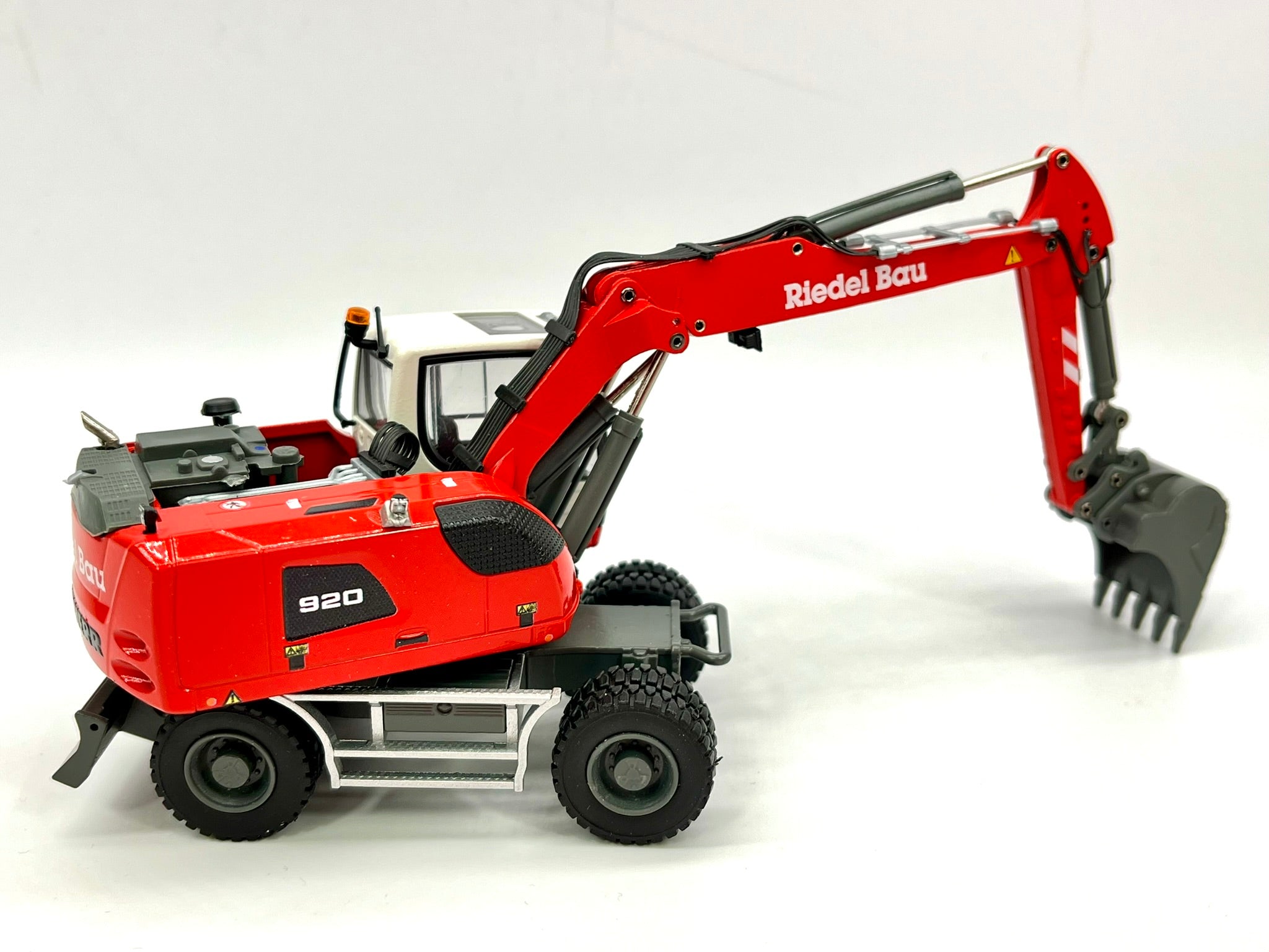 CONRAD Models I 2216/01 I LIEBHERR A920 Mobile Excavator (1:50) "KUTTER"