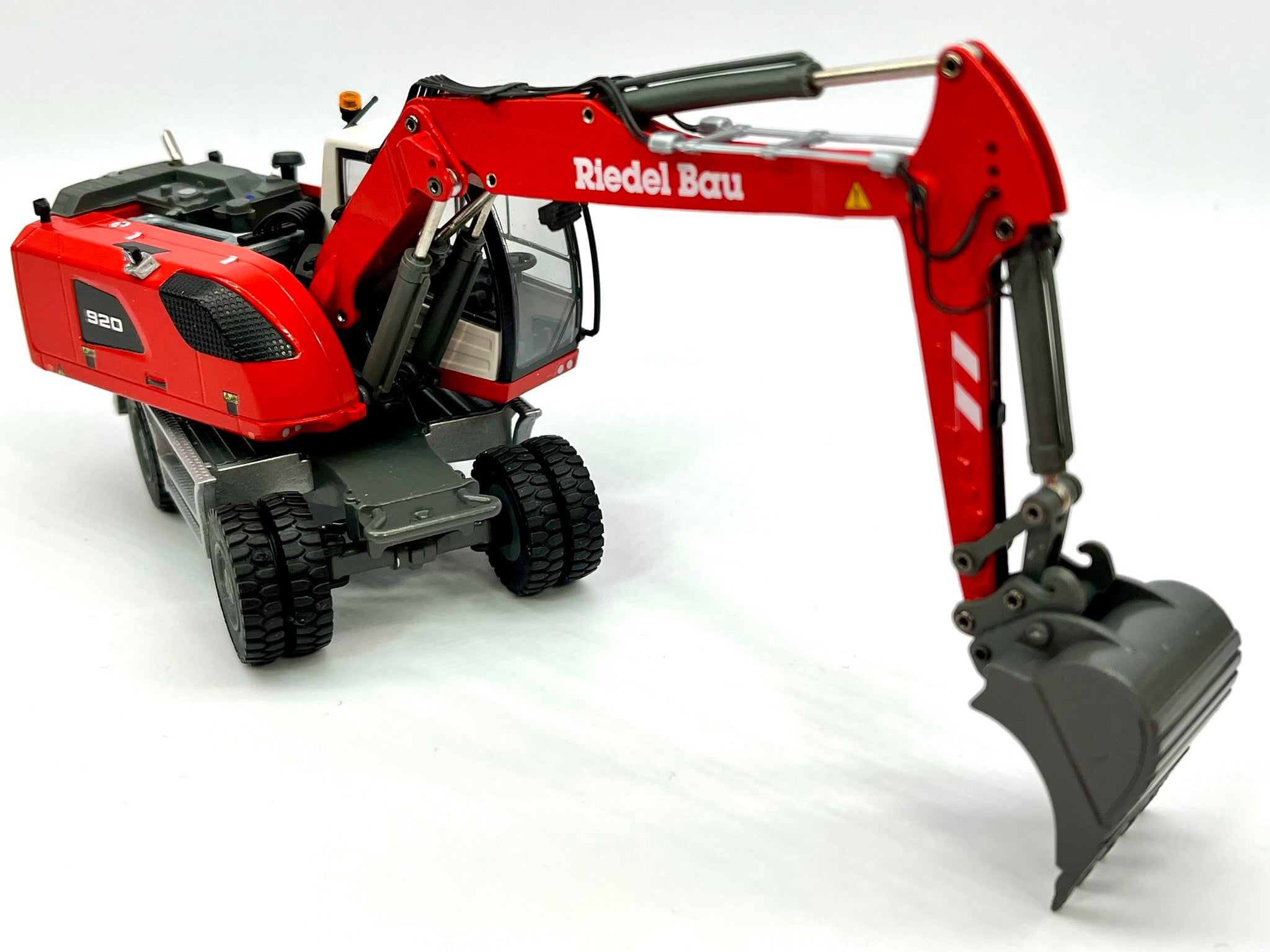 CONRAD Models I 2216/01 I LIEBHERR A920 Mobile Excavator (1:50) "KUTTER"