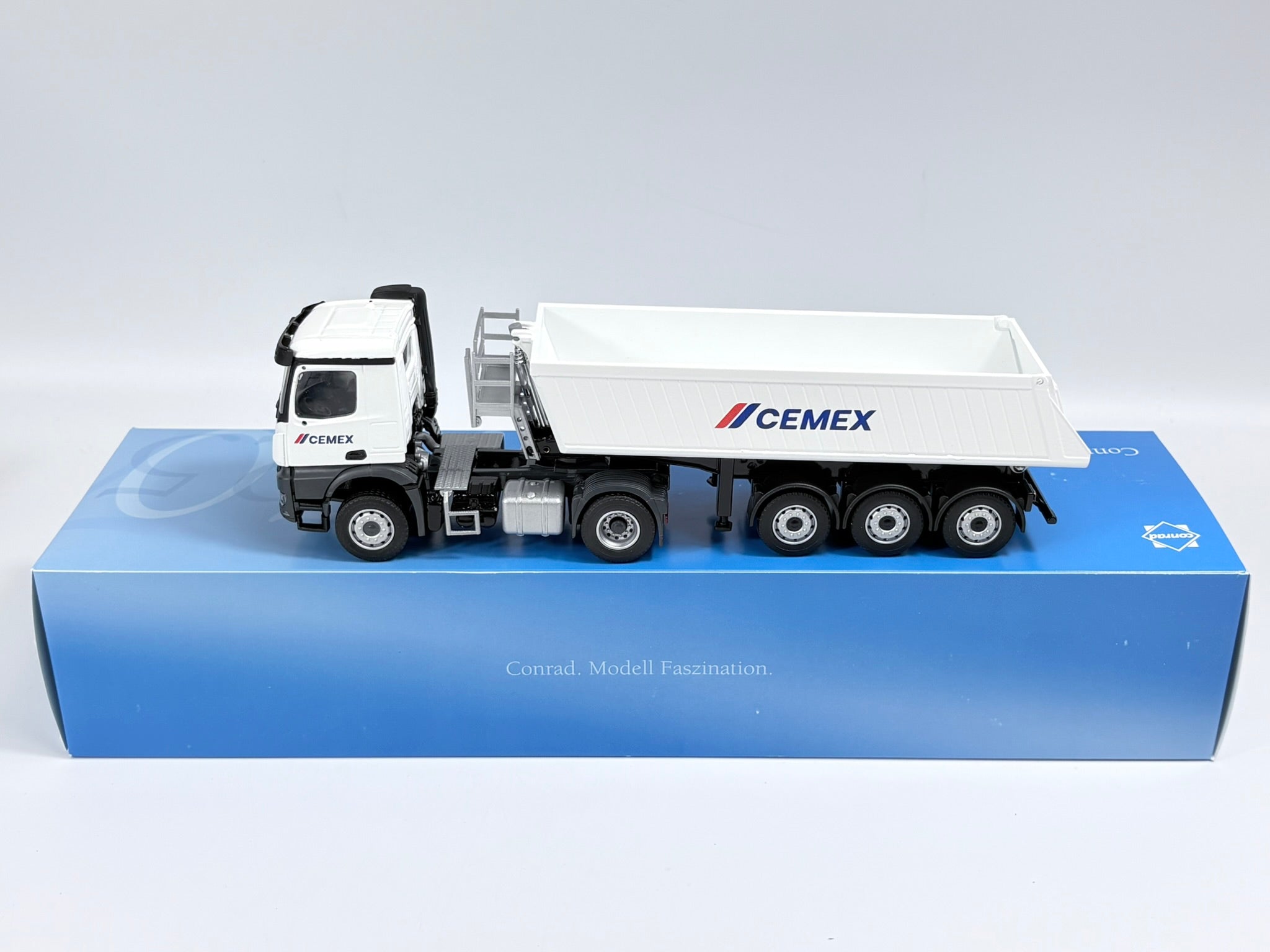 LKW Modell Mercedes-Benz Arocs CEMEX Sattelkipper 1:50 78202/05