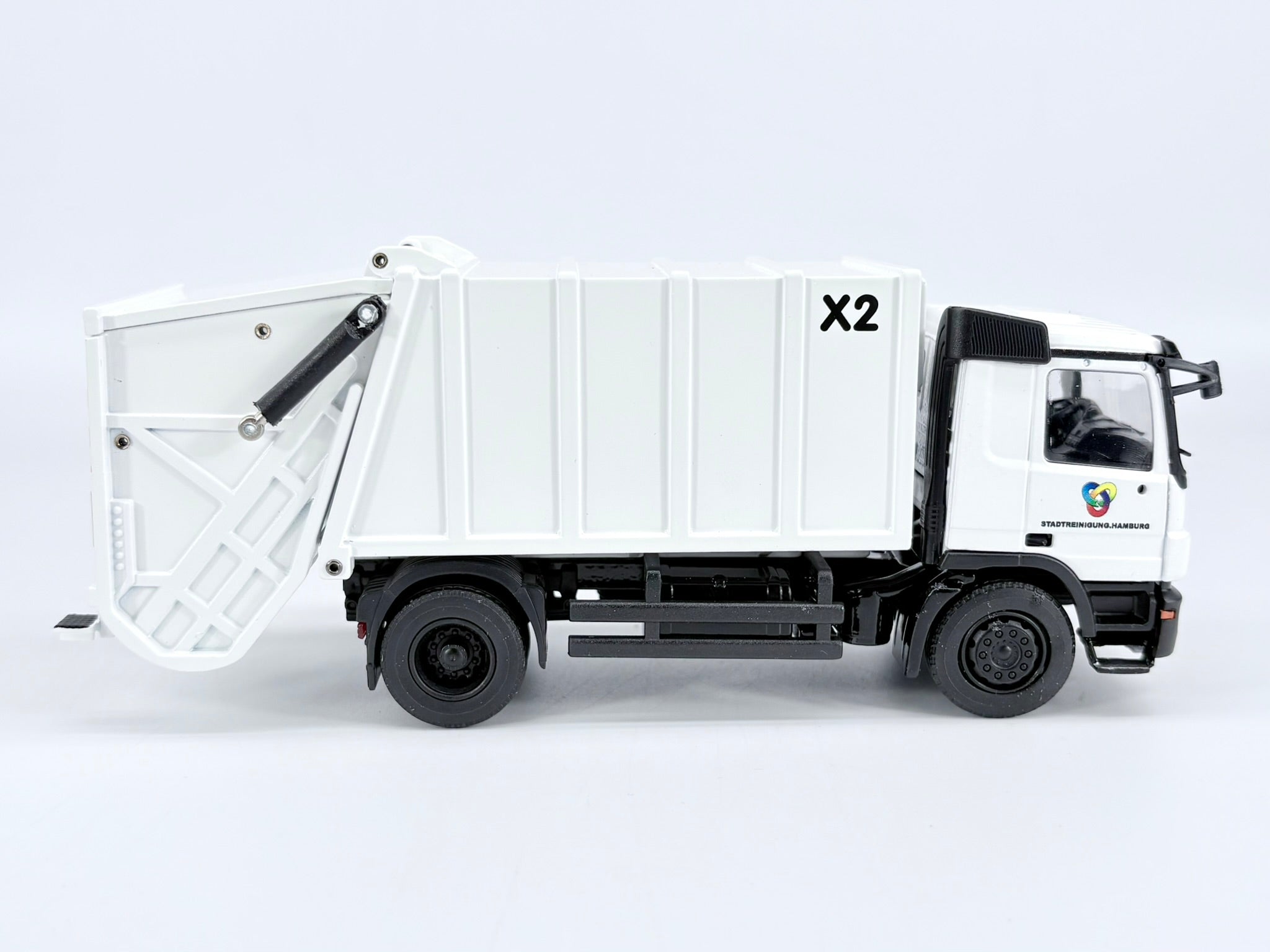 Mercedes-Benz Actros mit Zöller X2 Müllaufbau Conrad 7239/03 1:50 3