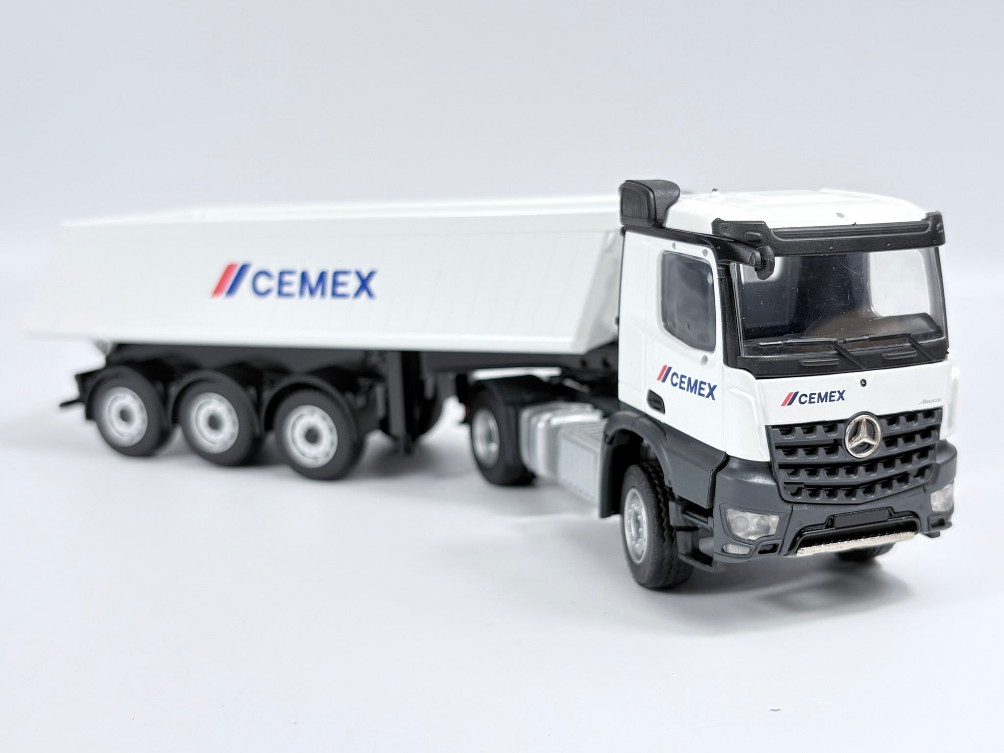 Mercedes-Benz Arocs Schmitz Cargobull CEMEX Sattelkipper Conrad 1:50 78202/05 Side Open