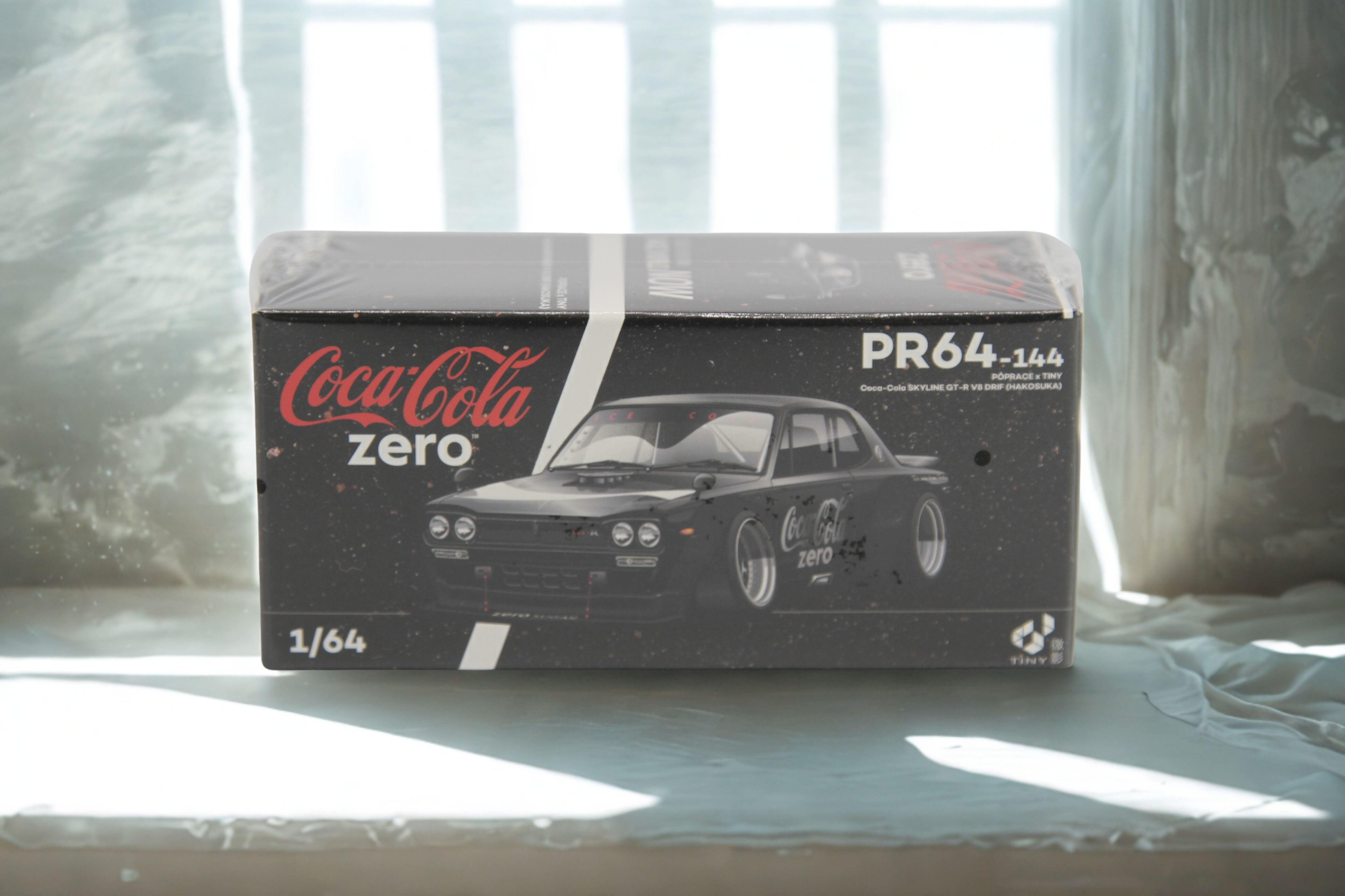 Nissan Skyline Gt-R V8 Drift "Hakosuka" - "Coca-Cola Zero" (1:64) - PR64-144