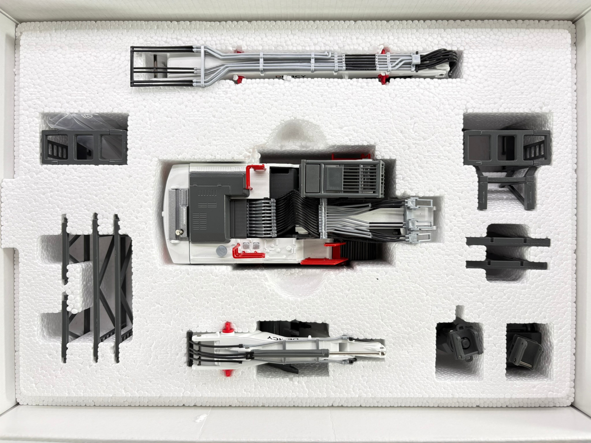 Conrad Liebherr R 940 Demolition Hydraulikbagger in der Werbeausführung DEMCY (Eiffage Génie Civil) – Diecast Sondermodell im Maßstab 1:50, Zinkdruckguss mit wechselbarer Abbruchausrüstung, Art. 2222/03