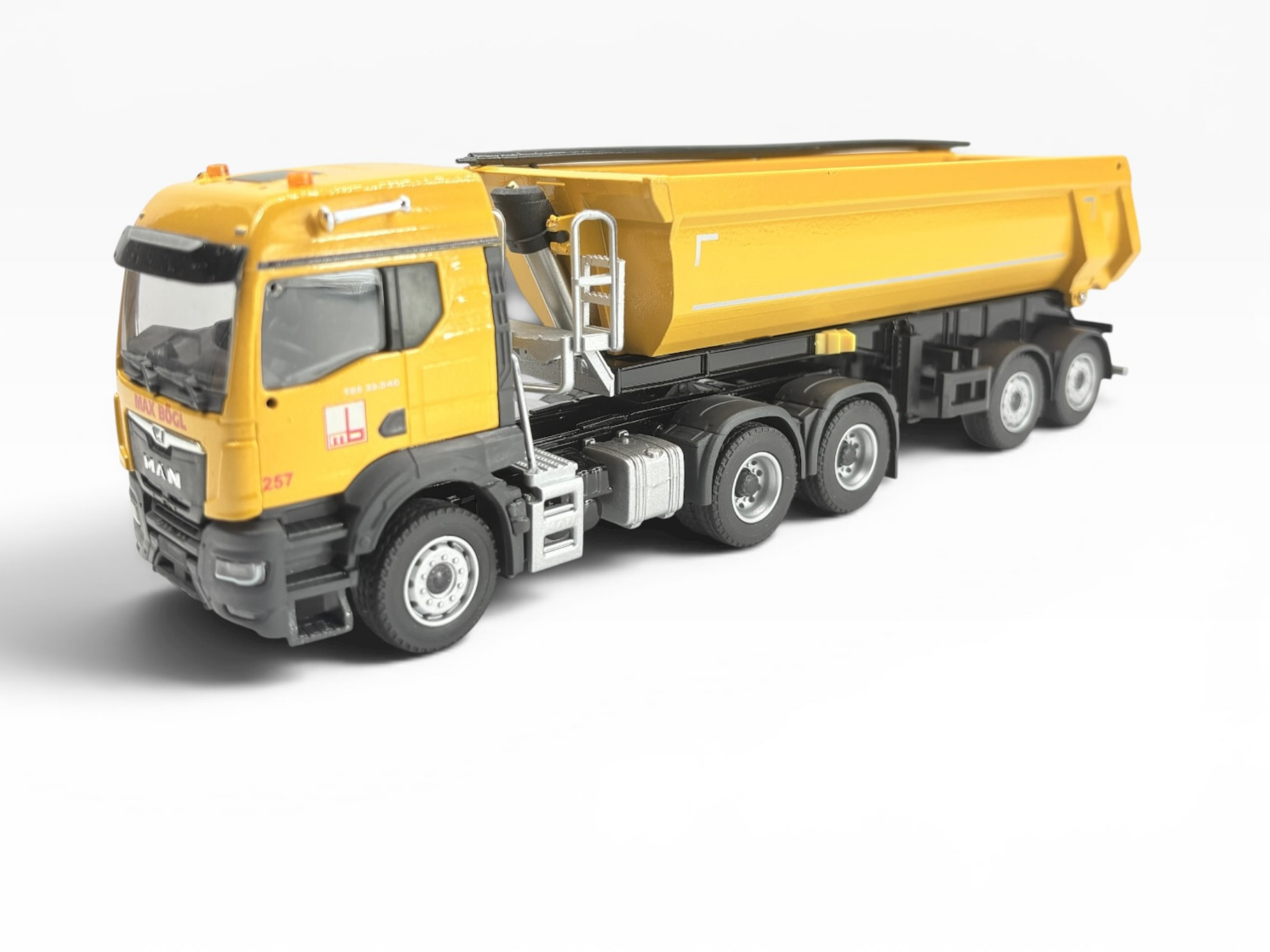 Conrad MAN TGS TM 33.540 mit Schwarzmüller Rundmuldenauflieger in der Werbeausführung Max Bögl Bauunternehmung – Diecast Sondermodell im Maßstab 1:50, limitierte Auflage 100 Stück, Art. 81265/03