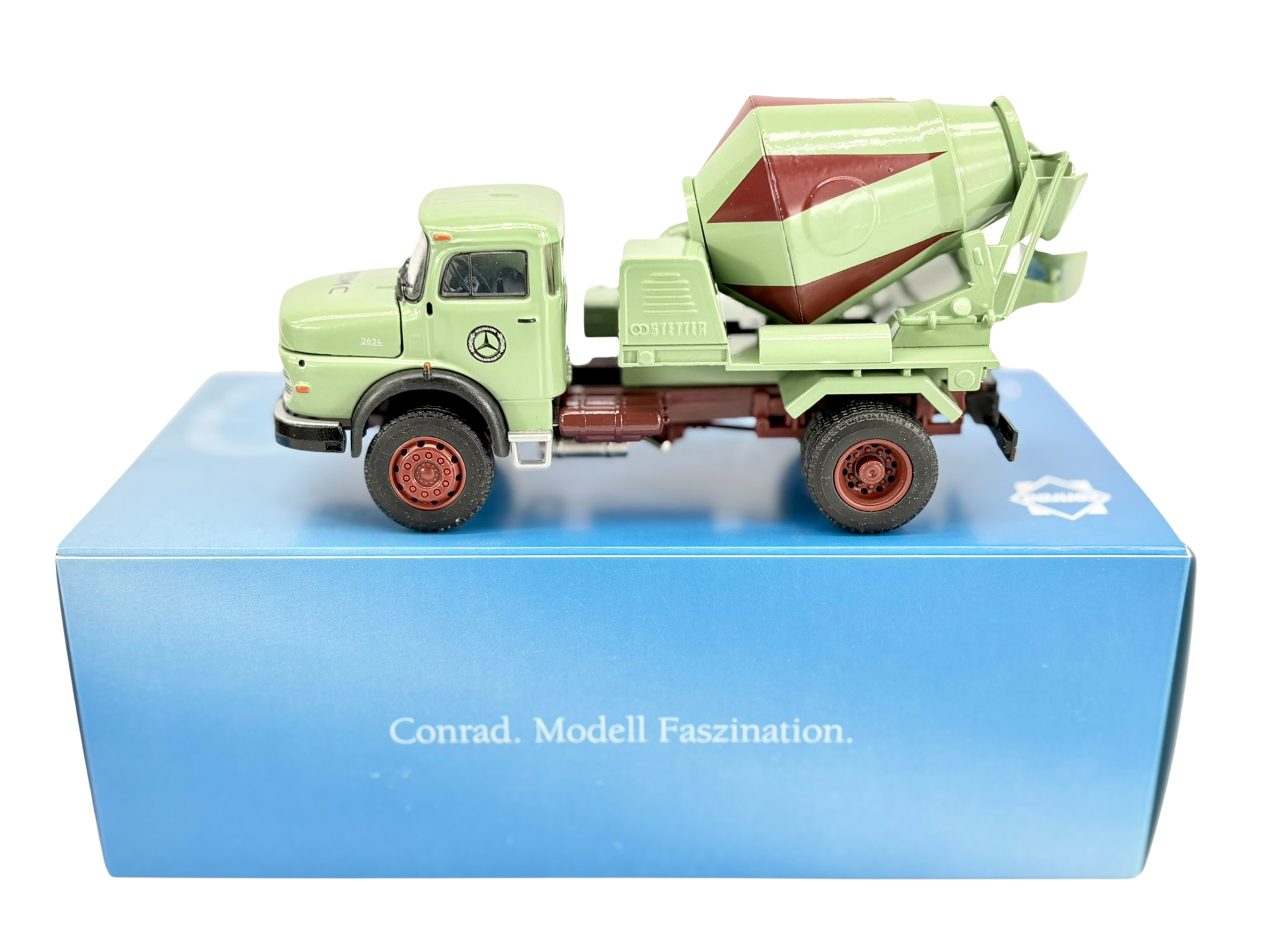 Conrad Mercedes-Benz LAK 2624 Kurzhauber mit Stetter 2-Achs Betonmischer in „MBMC"-Ausführung – Diecast Sammlermodell im Maßstab 1:50, Zinkdruckguss, Art. 1059/0