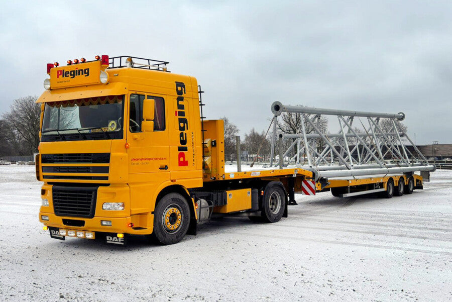WSI DAF XF95 Space Cab 4x2 mit dreiachsigem Semitieflader und 20-Fuß-Container in Pleging-Lackierung – Diecast Sammlermodell im Maßstab 1:50, Art. 01-5172