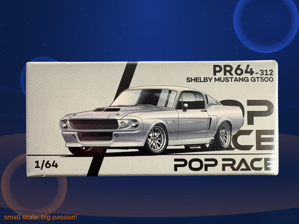 Pop Race Ford Shelby Mustang GT500 in Chrome mit schwarzen Streifen – Diecast Sammlermodell im Maßstab 1:64, Art. PR64-312