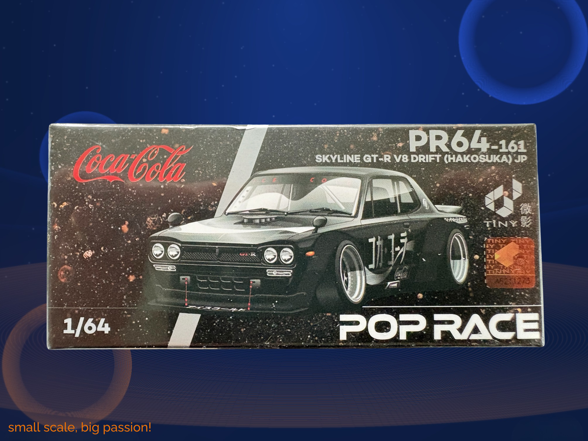 Pop Race Nissan Skyline GT-R V8 Drift „Hakosuka“ in der Coca-Cola-Zero-Sugar-Japan-Lackierung – Diecast Sammlermodell im Maßstab 1:64, Art. PR64-161
