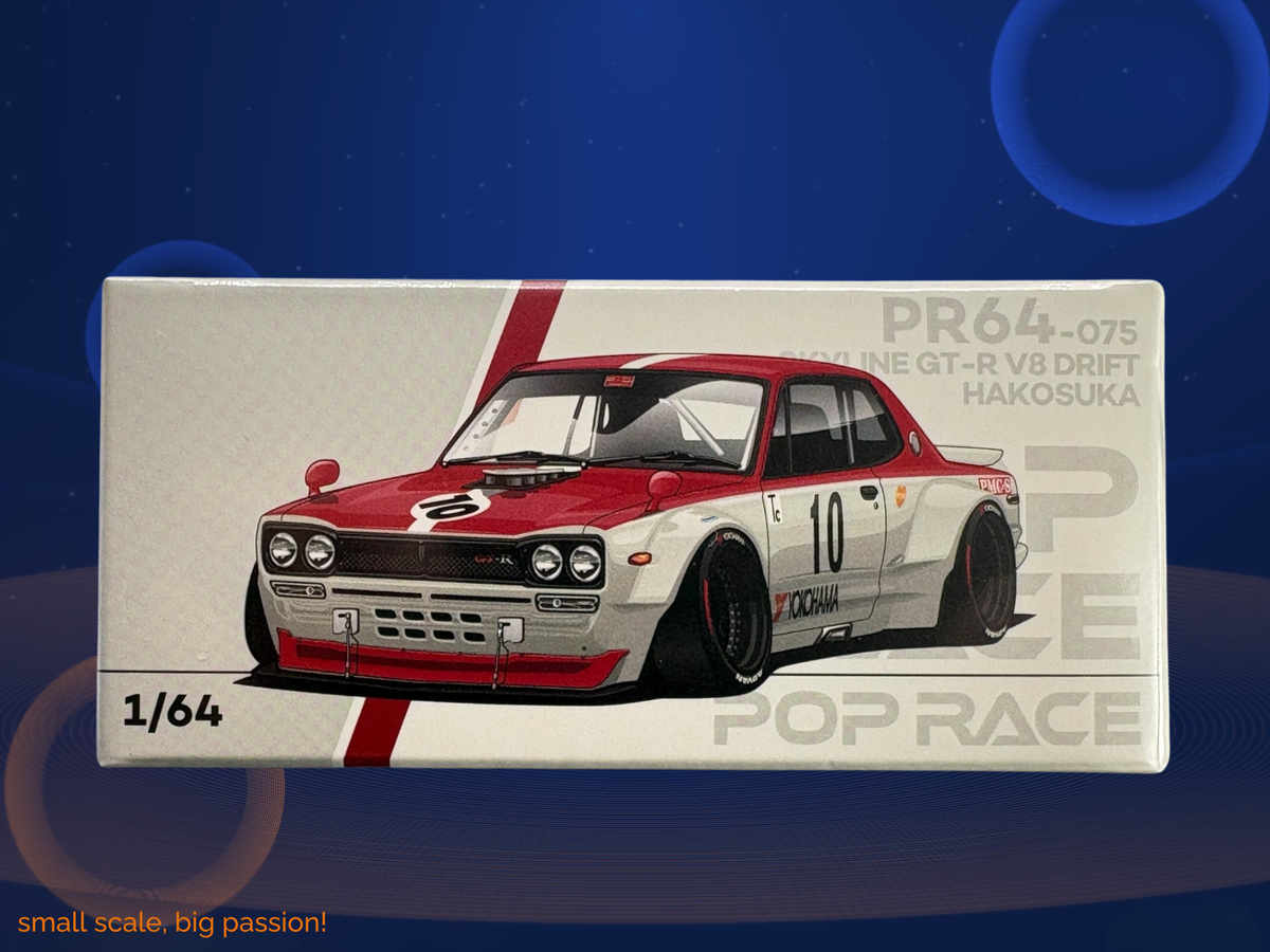 Pop Race Nissan Skyline GT-R V8 Drift „Hakosuka“ in Weiß/Rot mit Watanabe-Felgen – Diecast Sammlermodell im Maßstab 1:64, Art. PR64-075