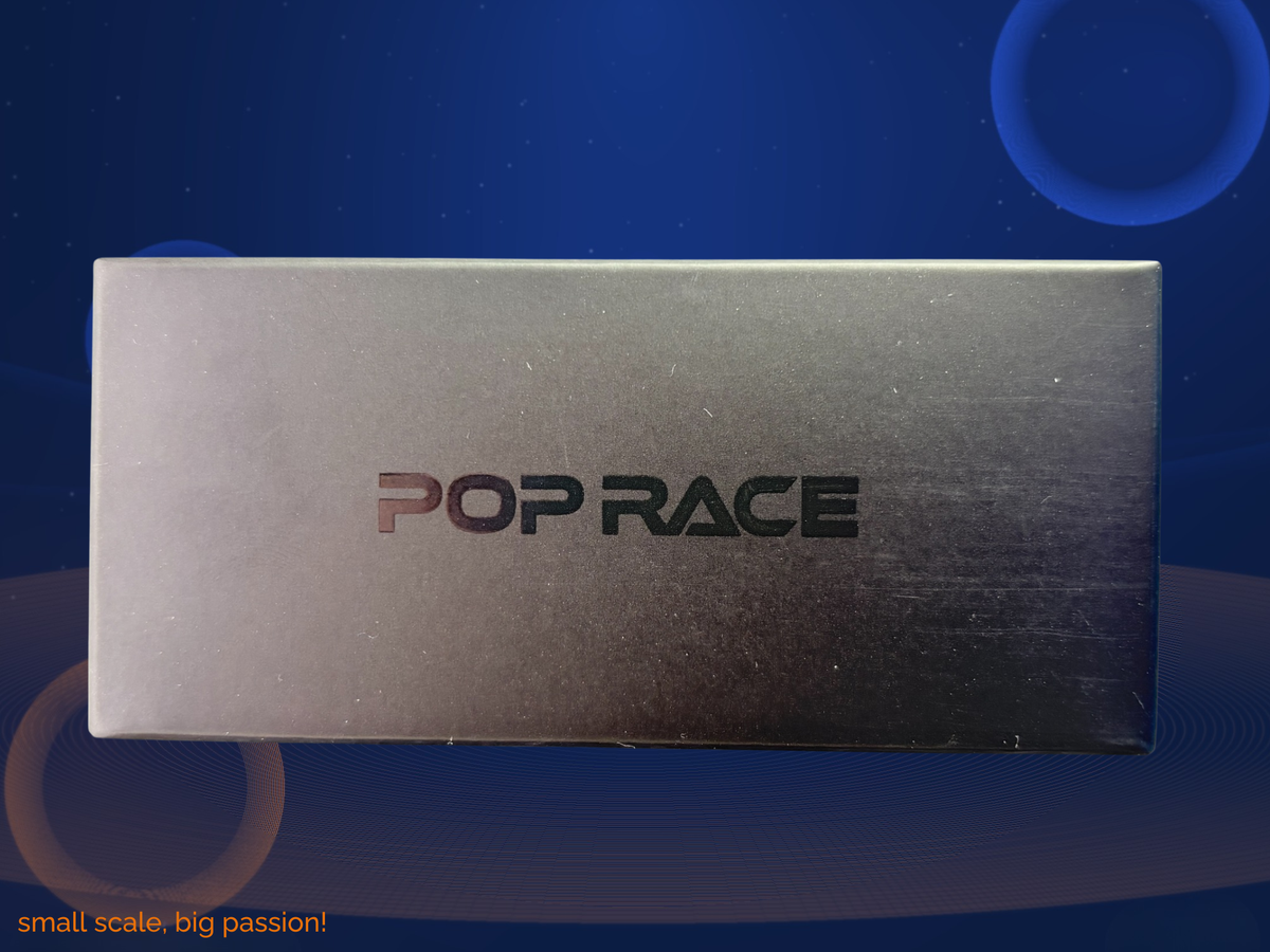 Pop Race Nissan Skyline GT-R R33 400R aus der Dark Chrome Series – Diecast Sammlermodell im Maßstab 1:64, Art. PRDC-003
