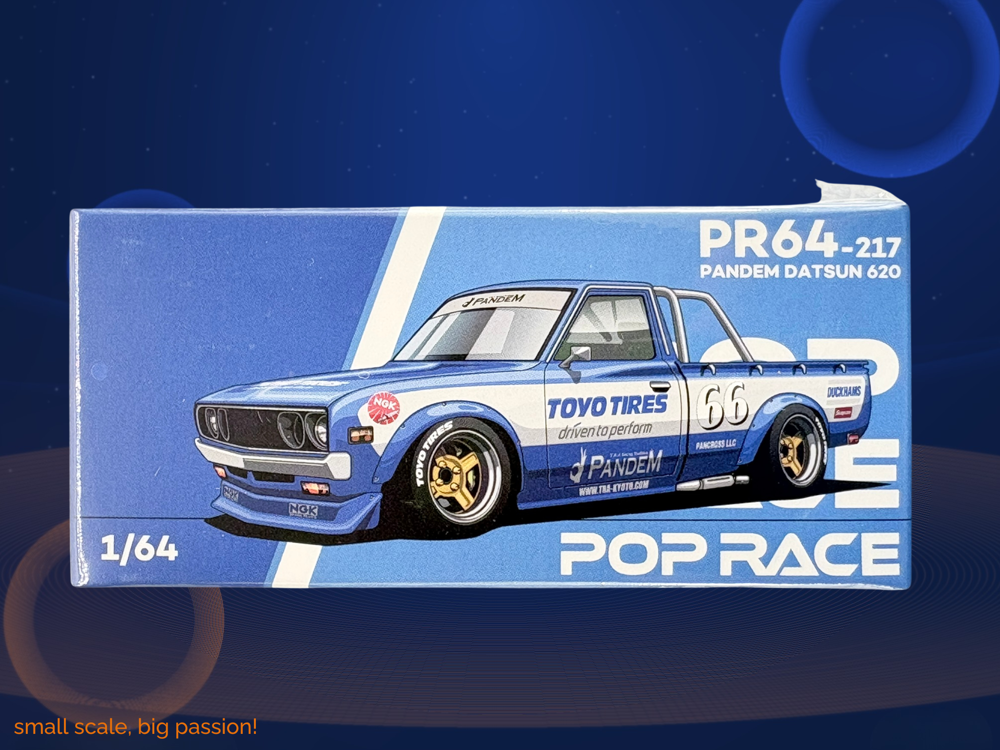 Pop Race Pandem Datsun 620 Pickup #66 in Blue Metallic – Diecast Sammlermodell im Maßstab 1:64, Art. PR64-217 mit JDM-Widebody-Kit