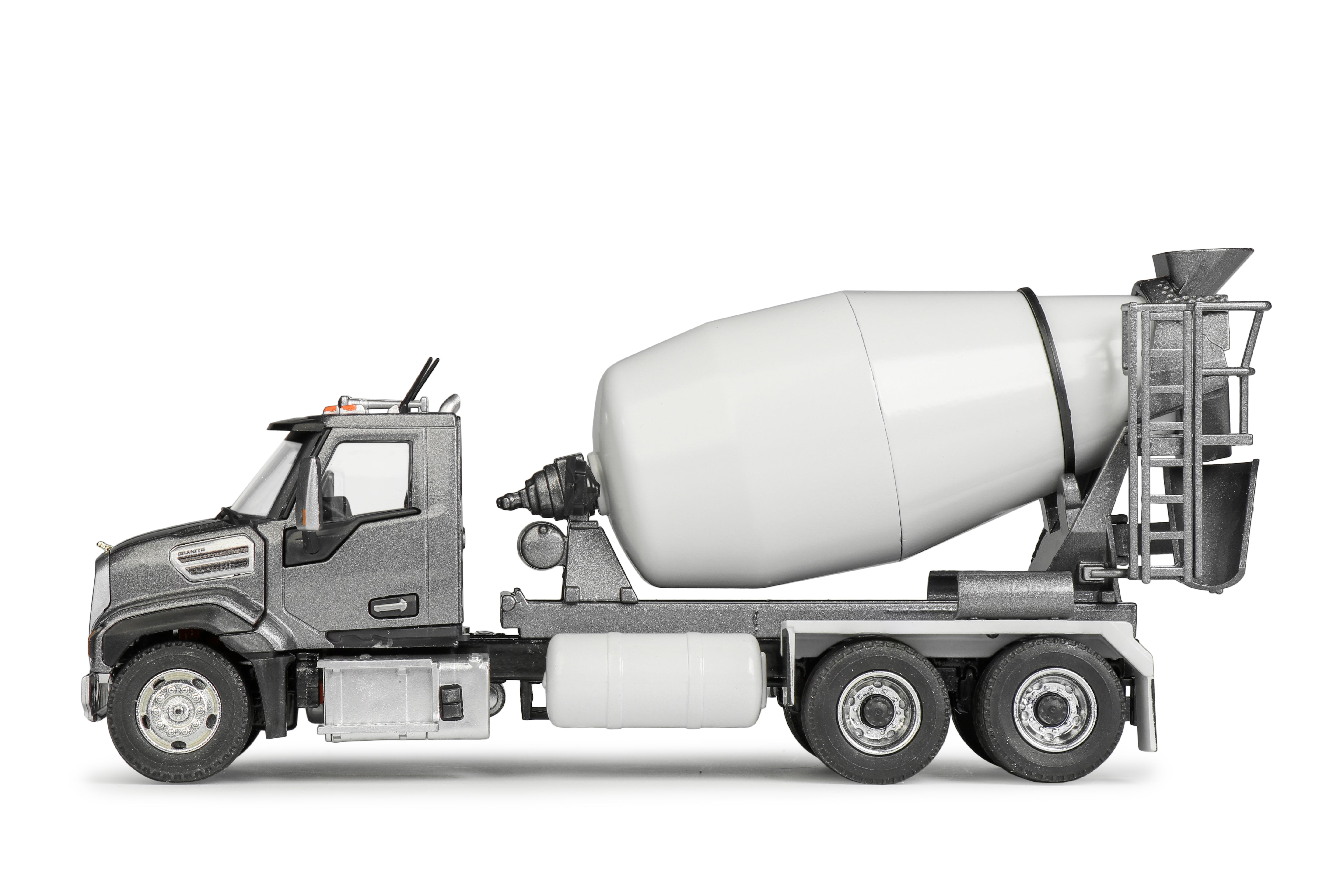 Conrad MACK Granite mit Fahrmischer – Seitenansicht links, Diecast Sammlermodell im Maßstab 1:50, Art. 86268/0