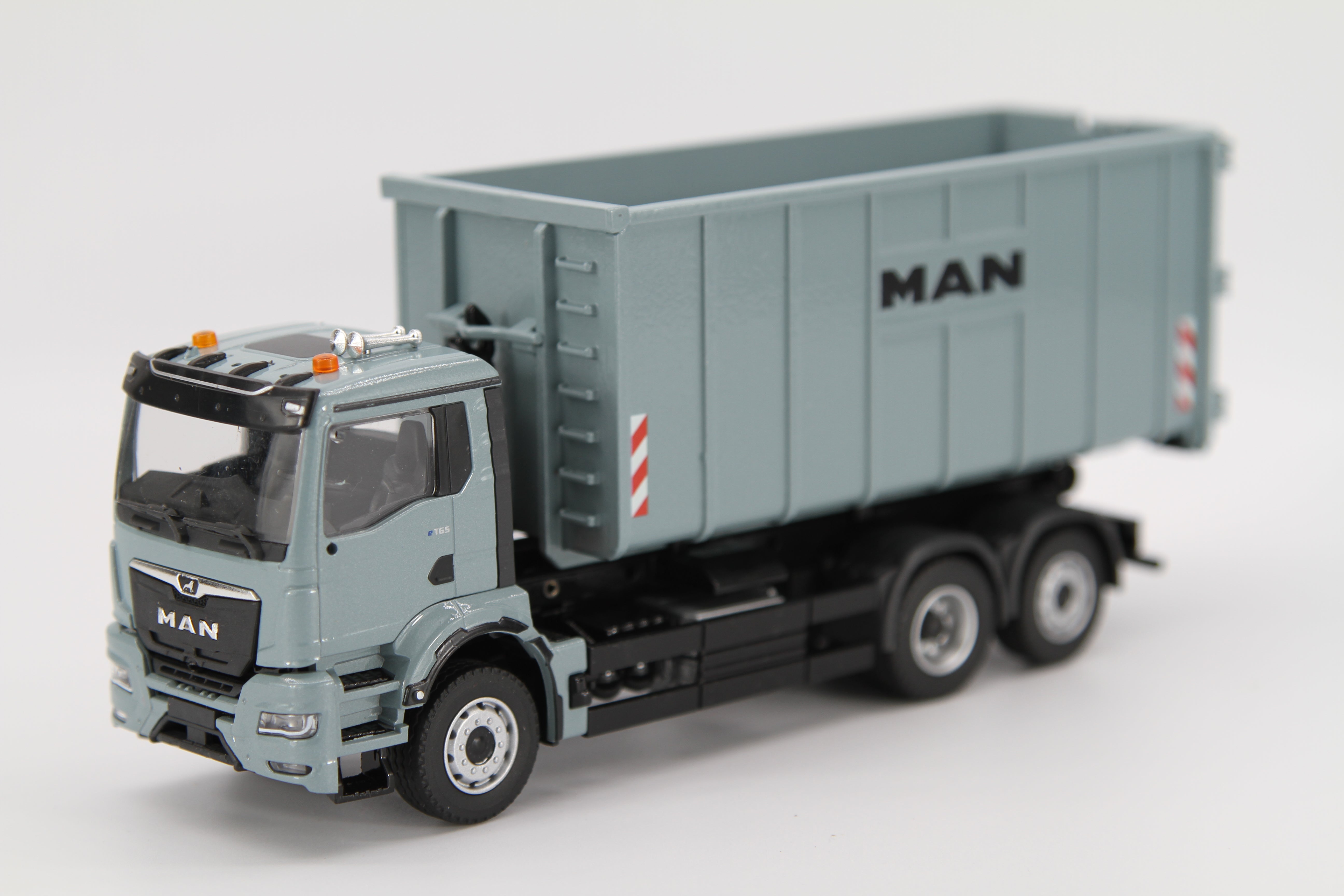 MAN eTGS NN 6x4 Abrollkipper (1:50)
