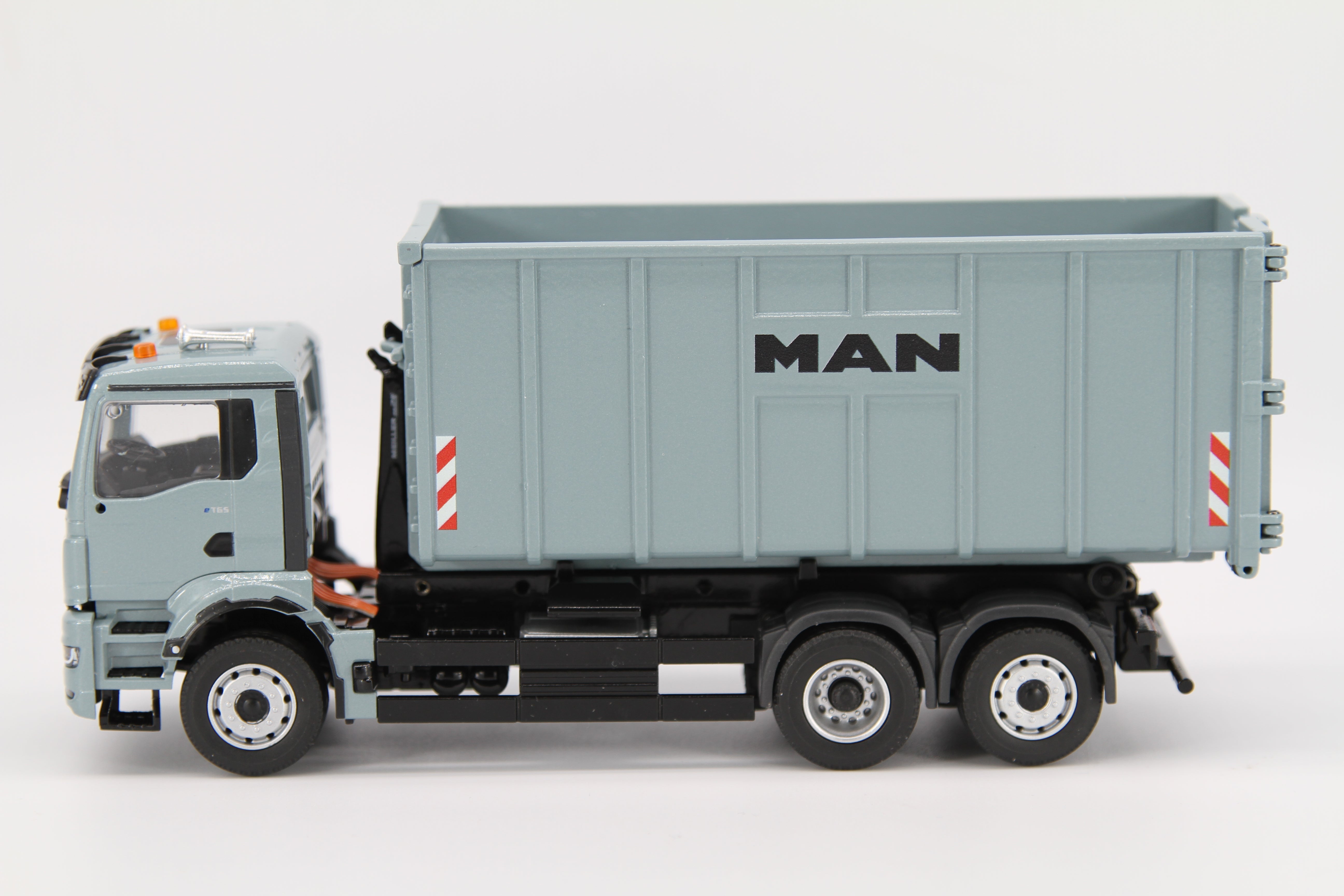 MAN eTGS NN 6x4 Abrollkipper (1:50)