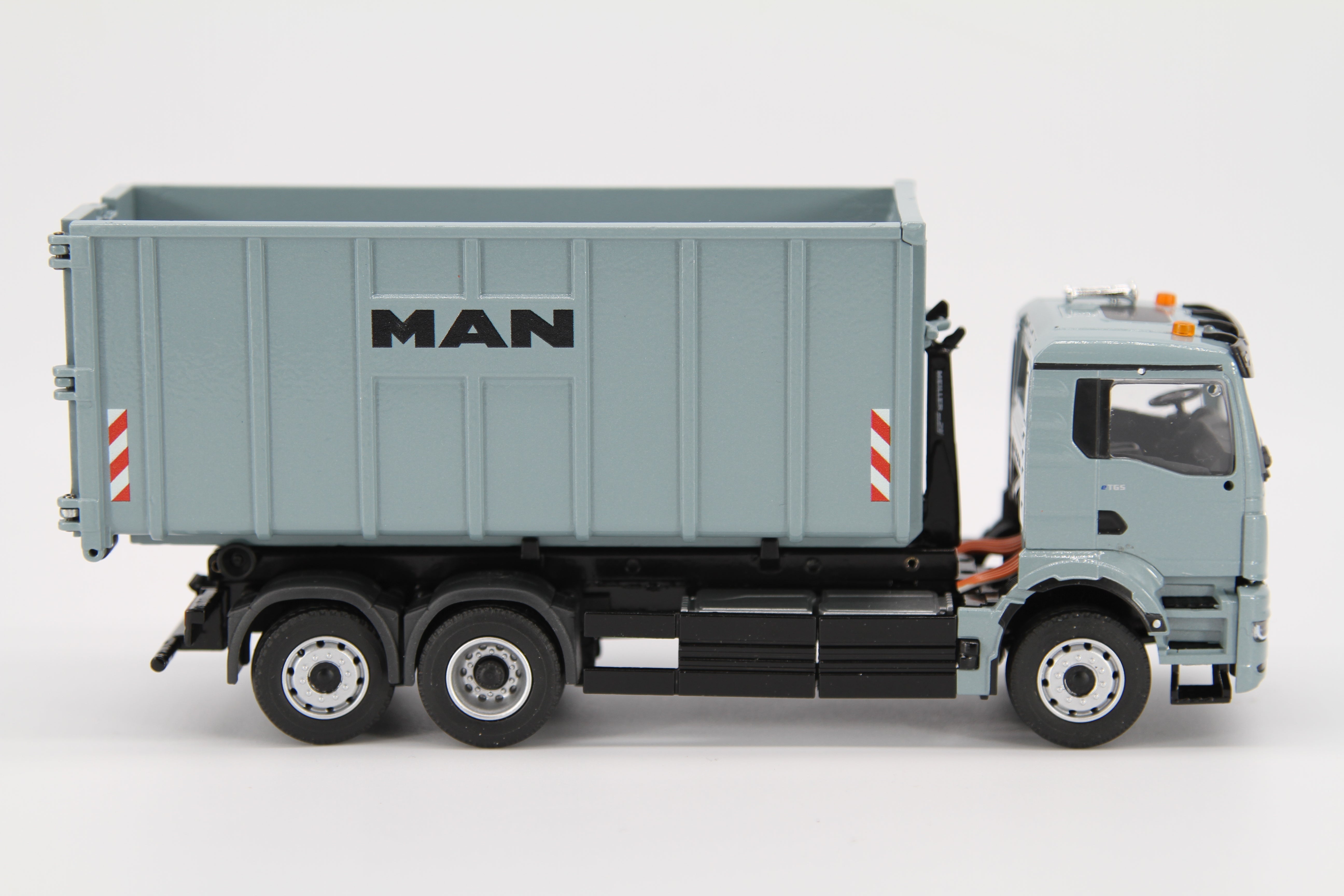 MAN eTGS NN 6x4 Abrollkipper (1:50)