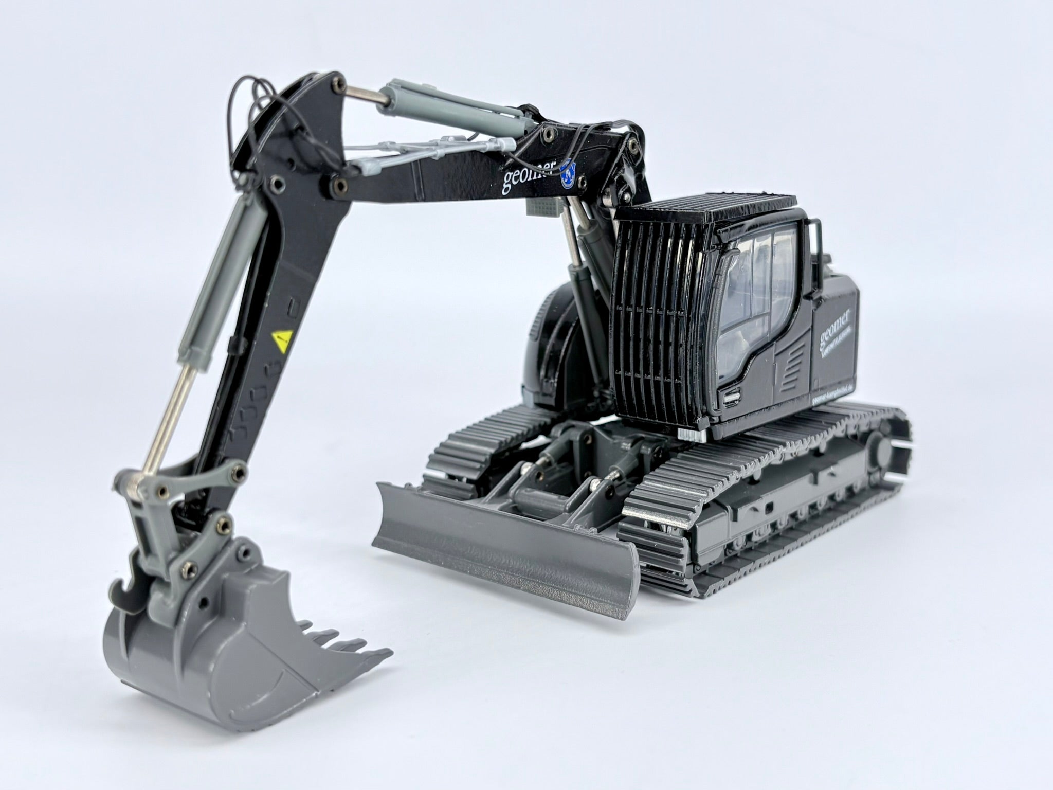 LIEBHERR R920 Compact Raupenbagger "GEOMER Kampfmittelbeseitigung" (1:50) - 2209/06