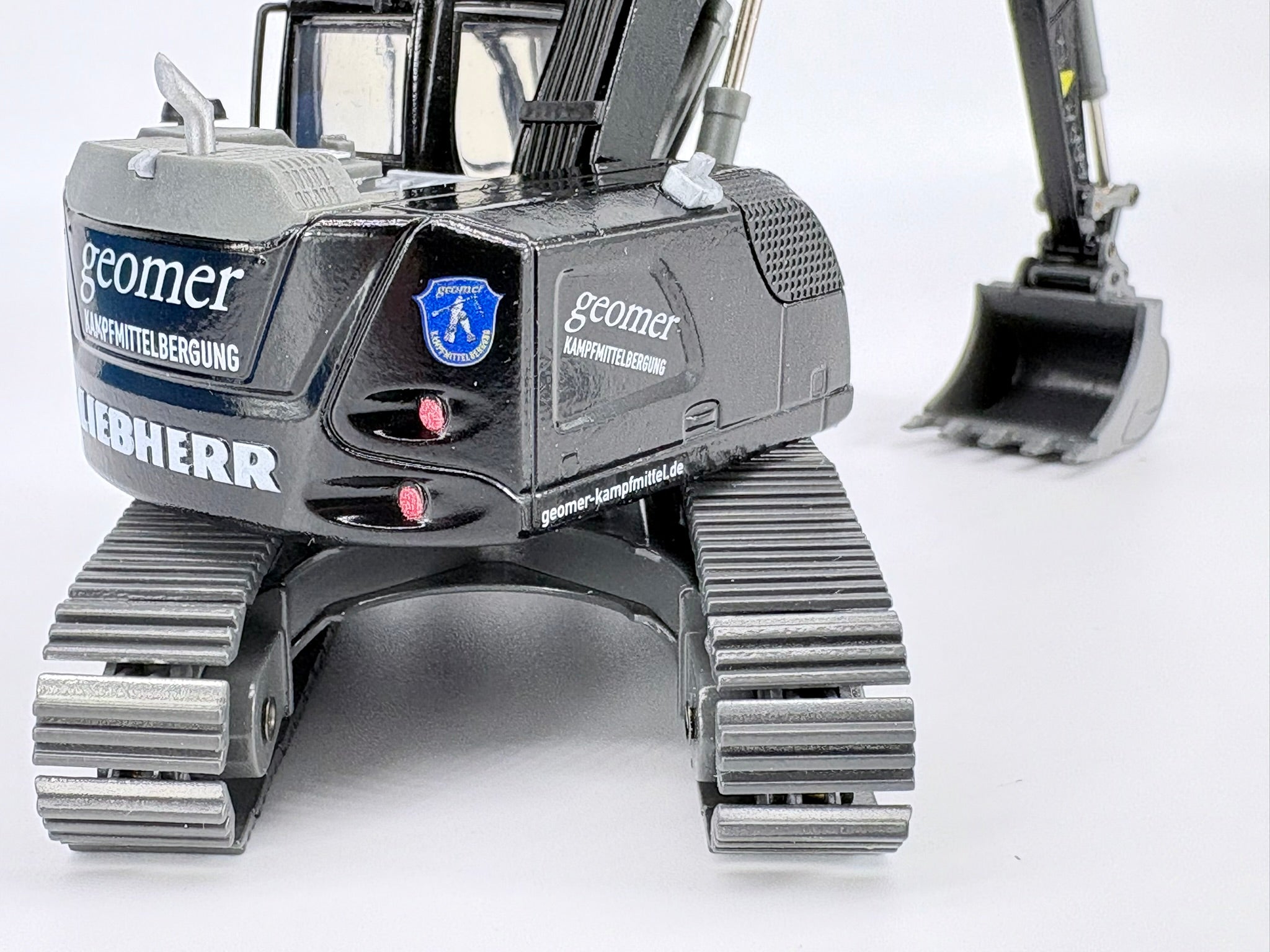 LIEBHERR R920 Compact Raupenbagger "GEOMER Kampfmittelbeseitigung" (1:50) - 2209/06