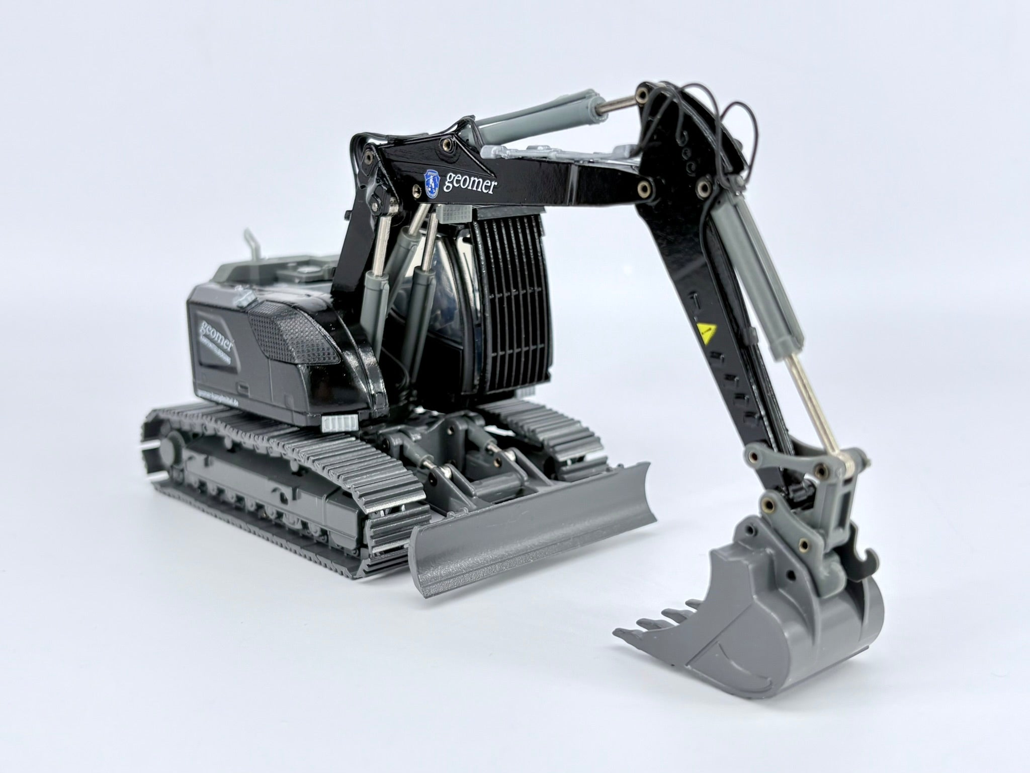 LIEBHERR R920 Compact Raupenbagger "GEOMER Kampfmittelbeseitigung" (1:50) - 2209/06