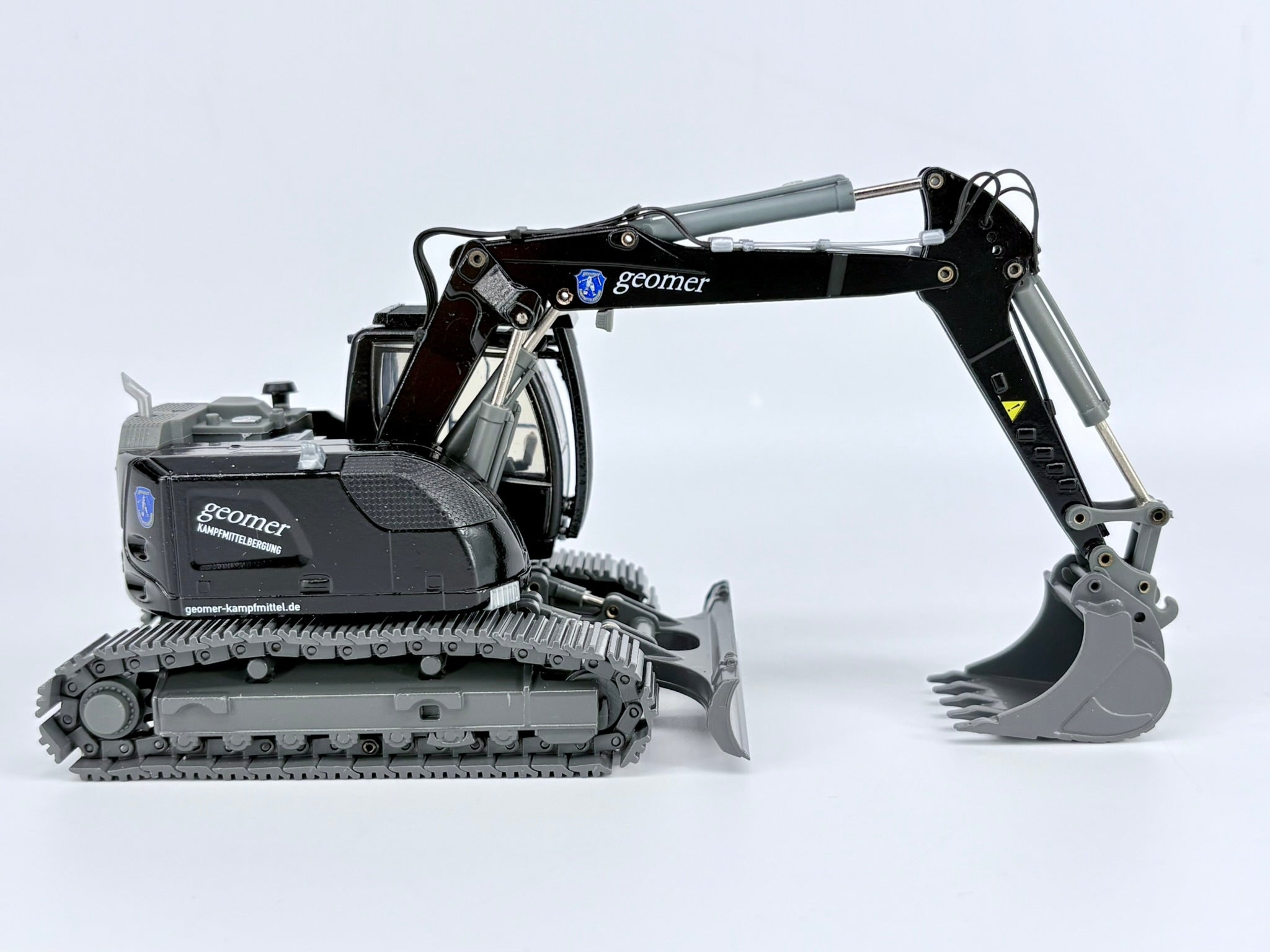 LIEBHERR R920 Compact Raupenbagger "GEOMER Kampfmittelbeseitigung" (1:50) - 2209/06