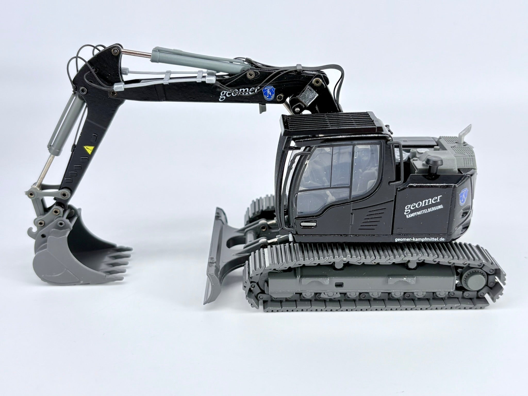 LIEBHERR R920 Compact Raupenbagger "GEOMER Kampfmittelbeseitigung" (1:50) - 2209/06