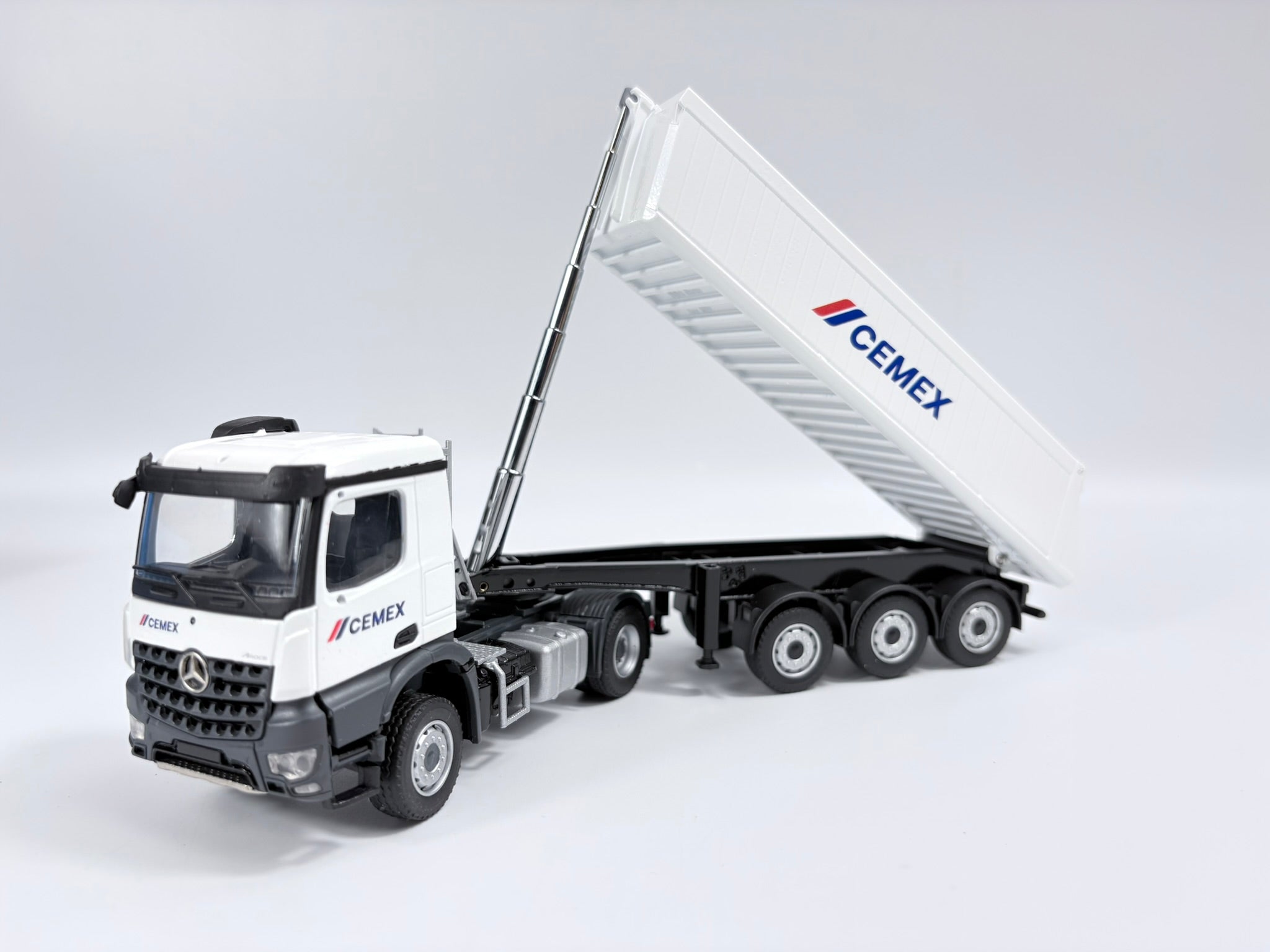Conrad Mercedes Arocs Rundmulden Sattelkipper CEMEX Modell 1:50 78202/05 Side