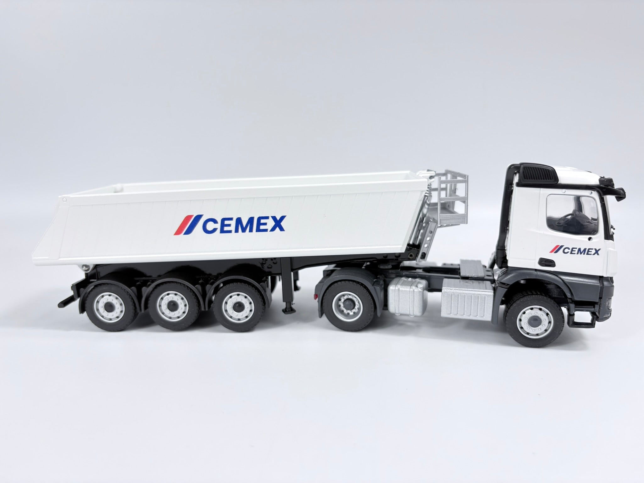 Conrad Mercedes Arocs Rundmulden Sattelkipper CEMEX Modell 1:50 78202/05 Side 1