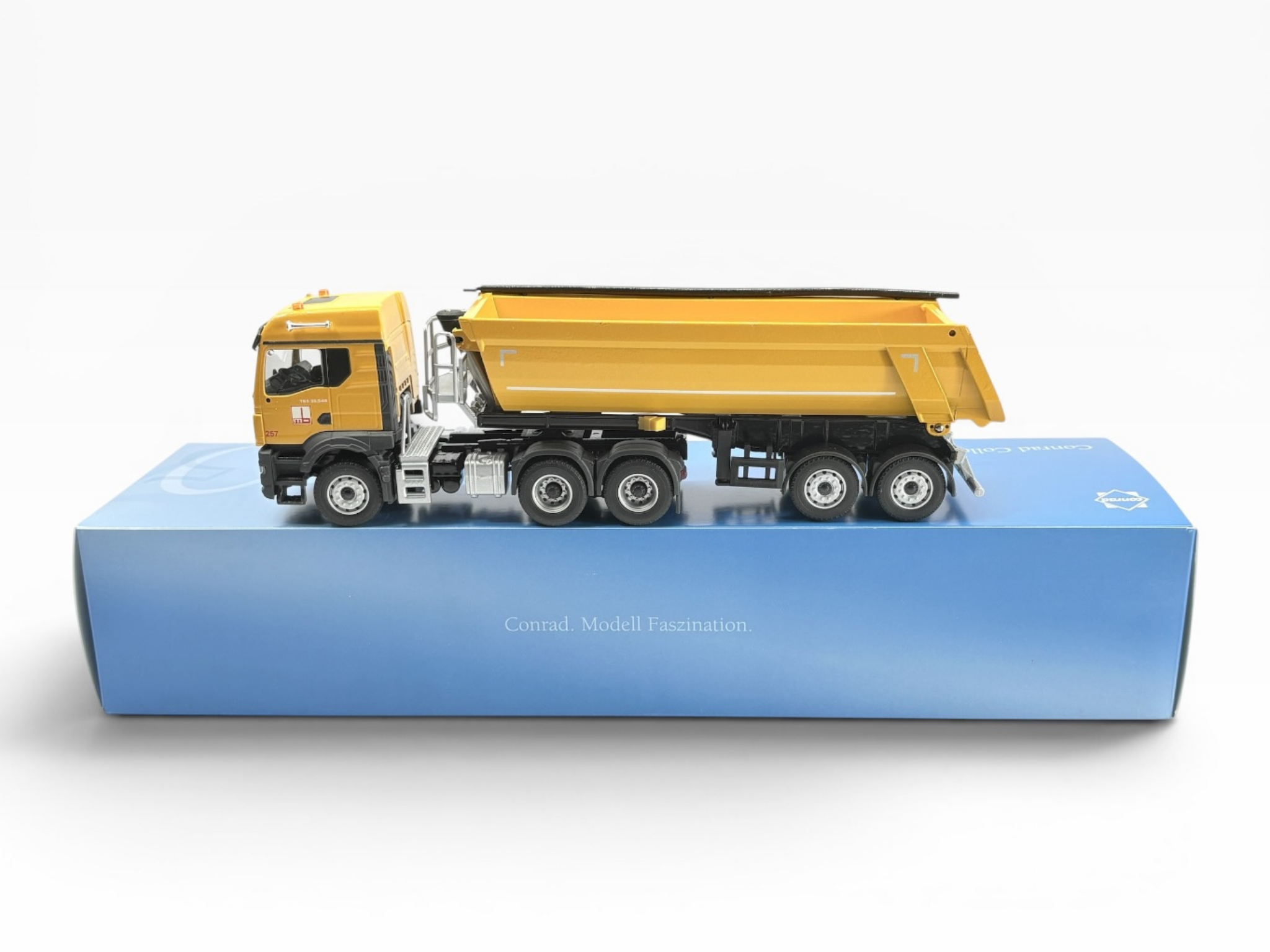 Conrad MAN TGS TM 33.540 mit Schwarzmüller Rundmuldenauflieger in der Werbeausführung Max Bögl Bauunternehmung – Diecast Sondermodell im Maßstab 1:50, limitierte Auflage 100 Stück, Art. 81265/03