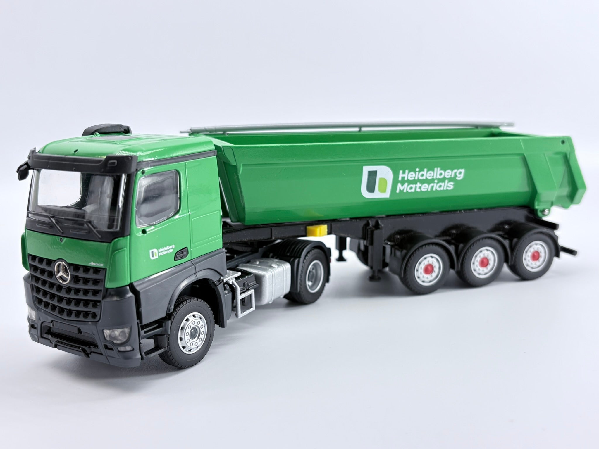 SCHWARZMÜLLER Rundmulden Sattelkipper auf MERCEDES-BENZ Arocs "HEIDELBERG MATERIALS" (1:50) - 78231/04