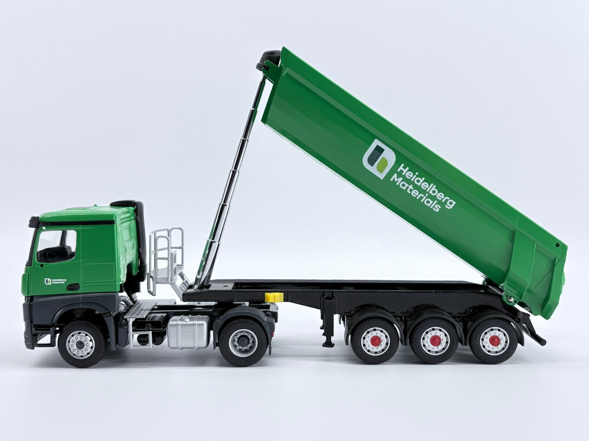 SCHWARZMÜLLER Rundmulden Sattelkipper auf MERCEDES-BENZ Arocs "HEIDELBERG MATERIALS" (1:50) - 78231/04