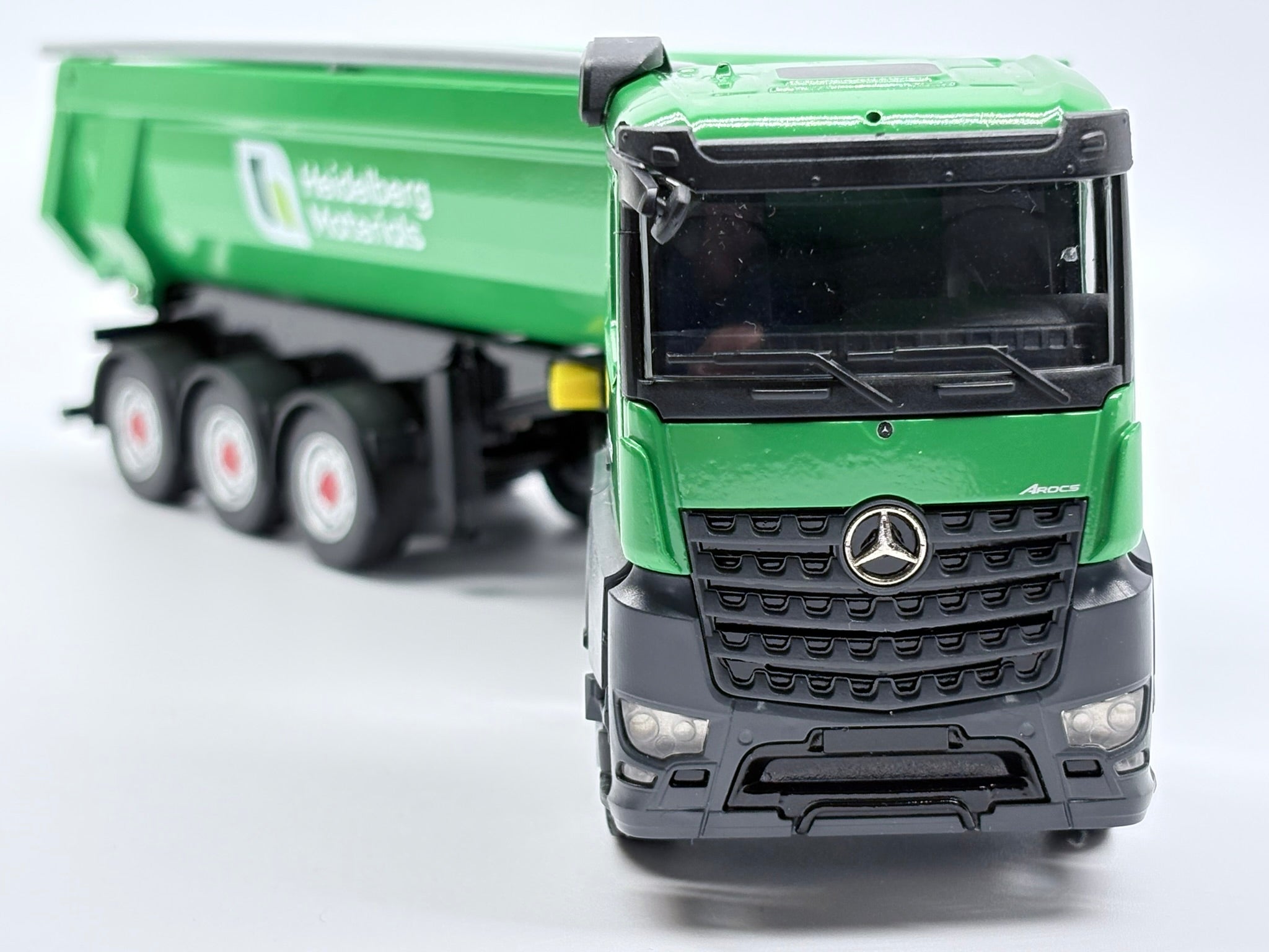 SCHWARZMÜLLER Rundmulden Sattelkipper auf MERCEDES-BENZ Arocs "HEIDELBERG MATERIALS" (1:50) - 78231/04