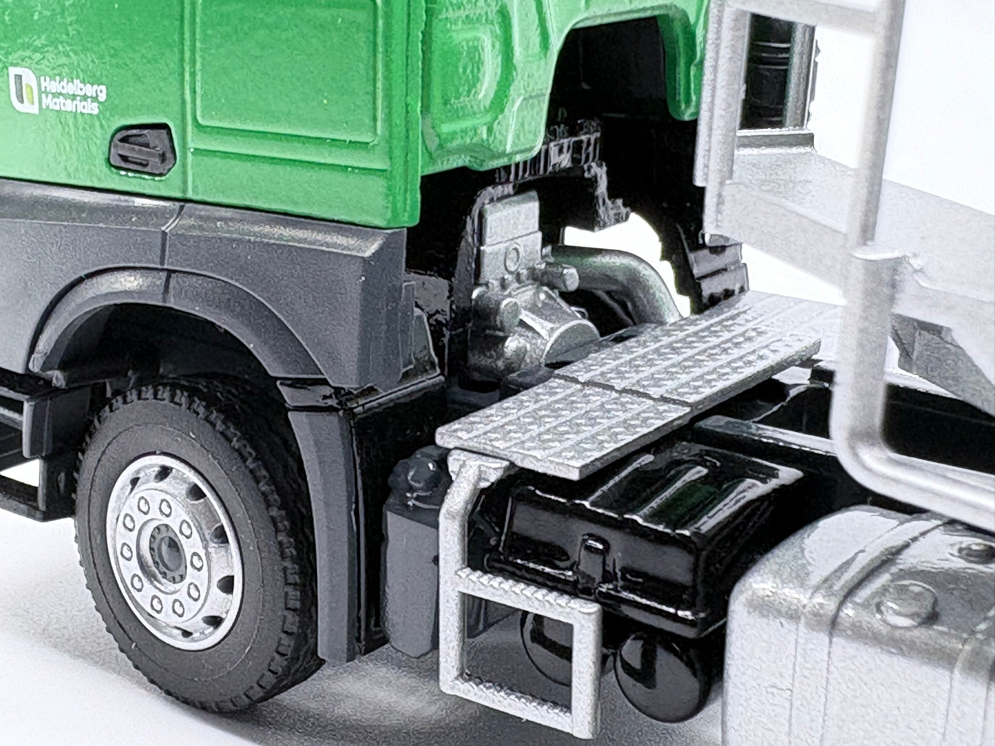 SCHWARZMÜLLER Rundmulden Sattelkipper auf MERCEDES-BENZ Arocs "HEIDELBERG MATERIALS" (1:50) - 78231/04